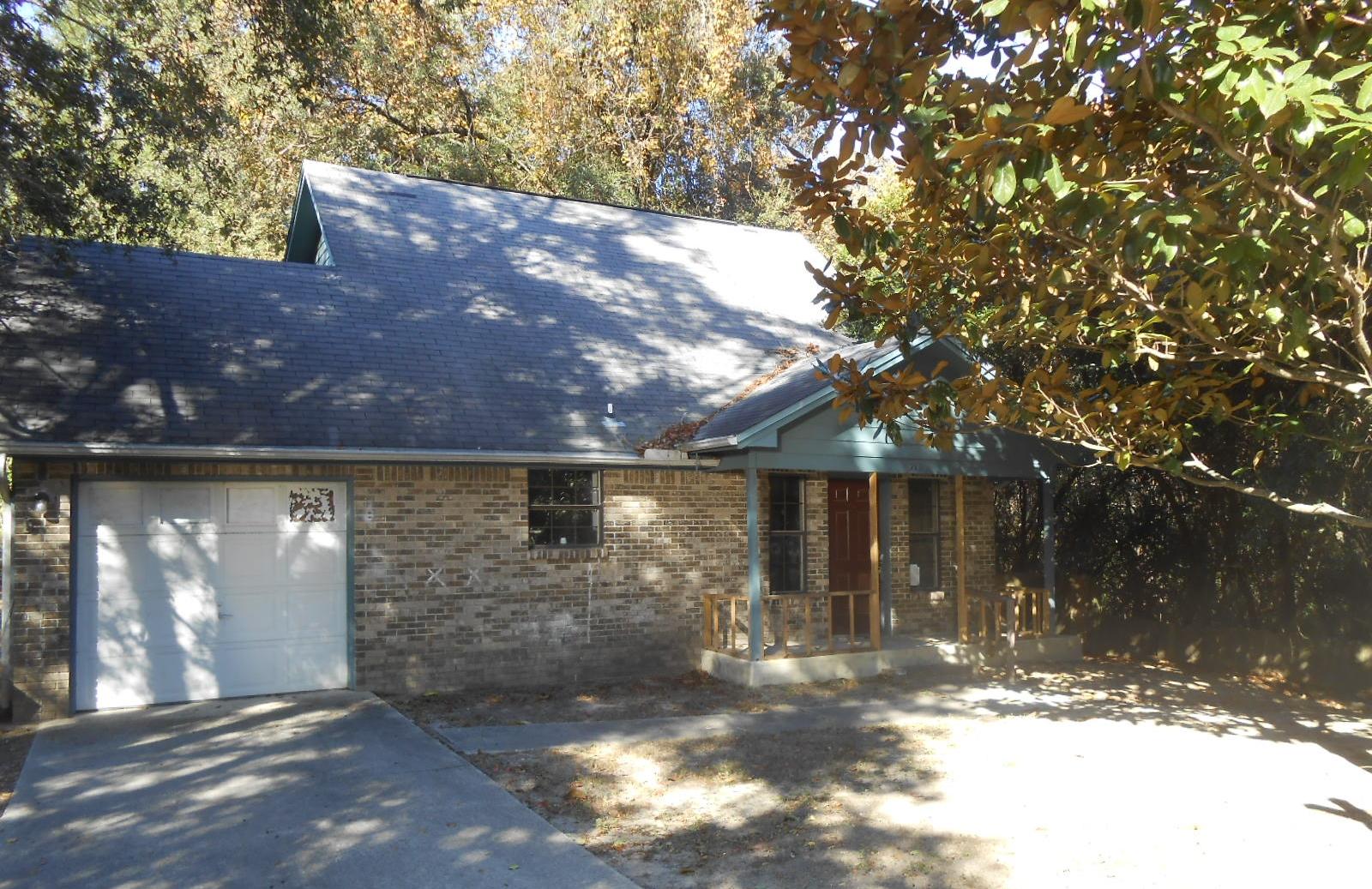 HomePath by Fannie Mae home located in Niceville. Home is 3 bedrooms, 2 bath conveniently located to shopping, restaurants and Eglin AFB. Master bedroom is on the first floor, 2 additional bedrooms and bathroom upstairs. Large fenced backyard and 1 car garage. This would be a great home for the first time homebuyer or investor. Call today for your private showing.