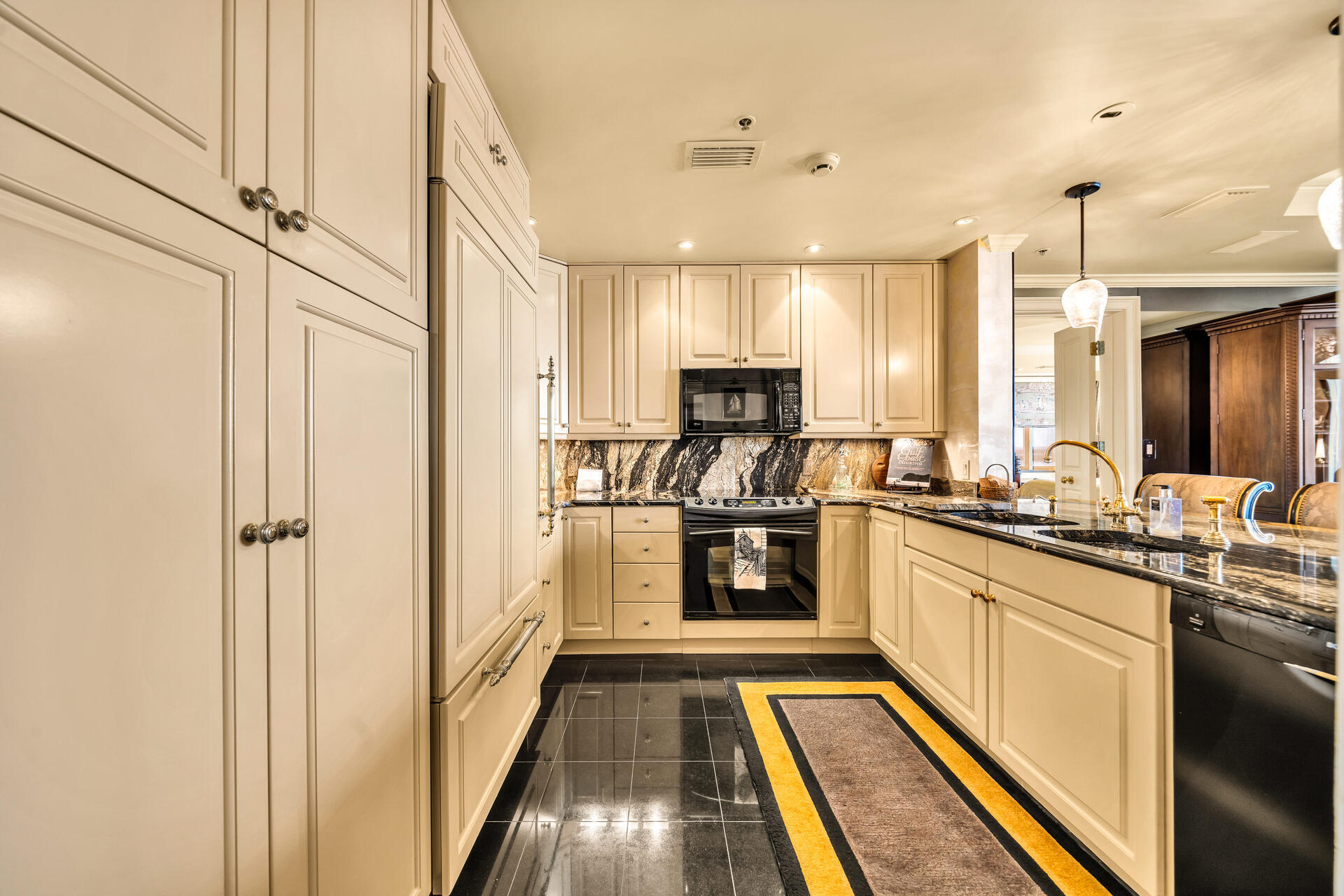 THE ULTIMATE CONDO - Residential