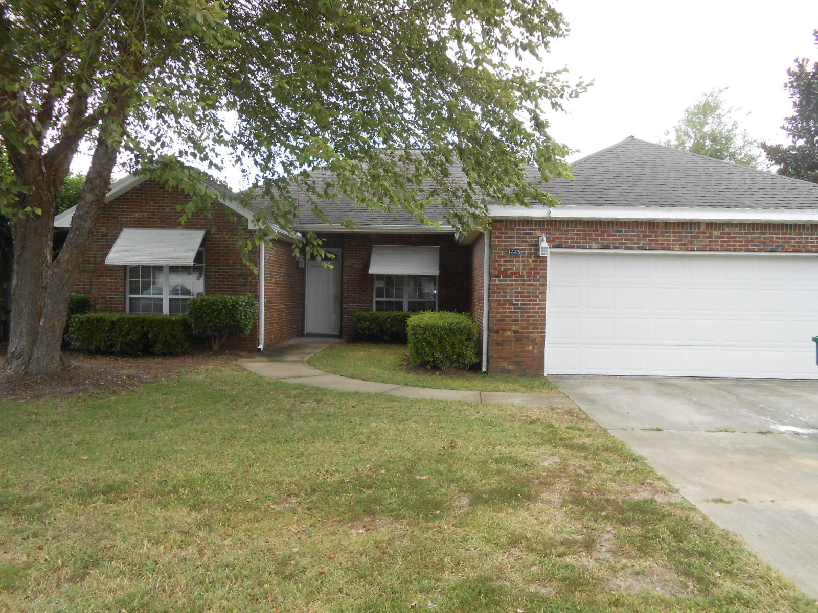 Located in The Crossings of Bluewater Bay this 4 bedroom 3 bath home is ready for a new family. Home has been freshly painted through out and new carpet in 3 of the bedrooms. Home offers beautiful hard wood floors, large garden tub in the master bathroom, dining area and breakfast nook. French doors lead you out to the newly screened porch, with new ceiling fan. Call today for your private showing.