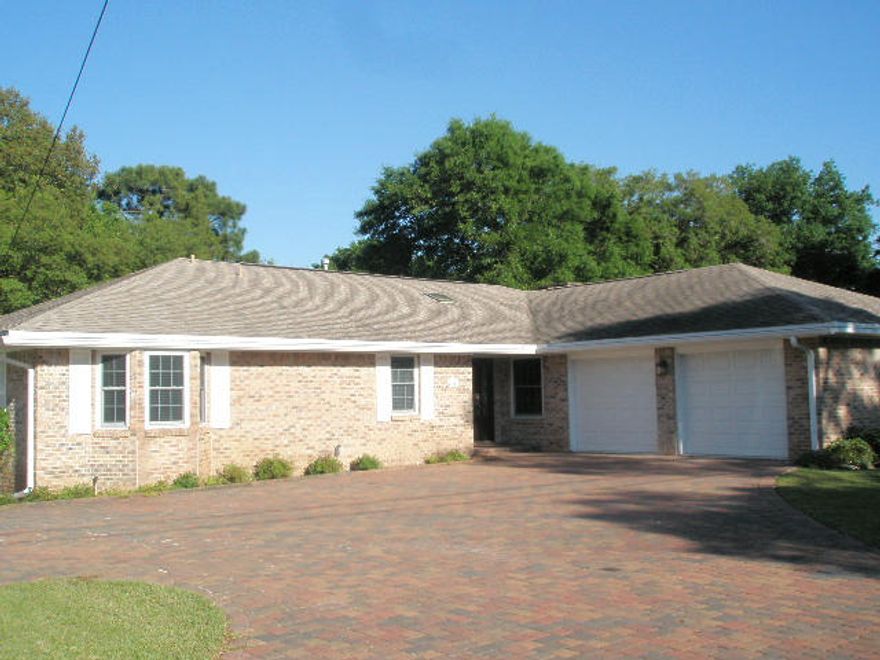 Beautiful 3bd/3ba home centrally located in Fort Walton Beach. This home offers a 2 car garage, fully-finished Florida room with electrical outlets that opens to a beautiful, large backyard. There is another room that can be used as a formal dining/office. The home is close to both bases, shopping, and dining.