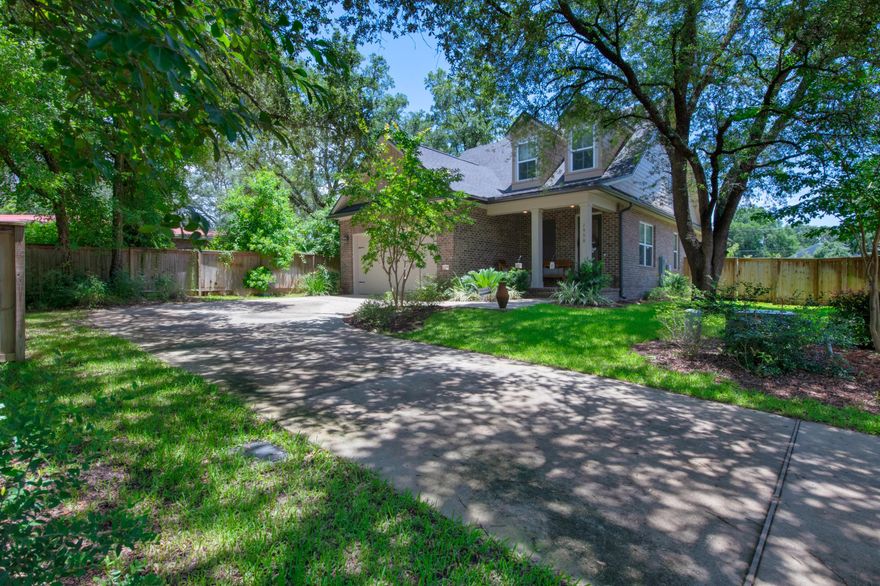 This exquisite 4-bedroom 3 and a half bath home located in Niceville is move in ready! The kitchen provides plenty of cabinet space, granite counter tops and a spacious breakfast bar. The master suite features double vanities and a separate shower. This home is conveniently located to Eglin AFB, 7SFG and the beaches.