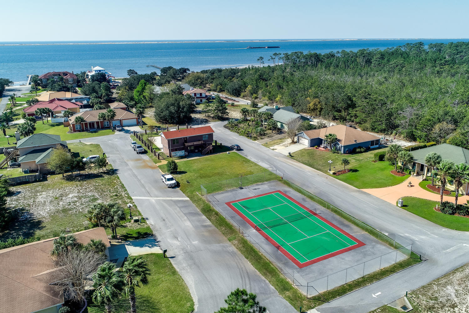 SMUGGLERS COVE - Residential