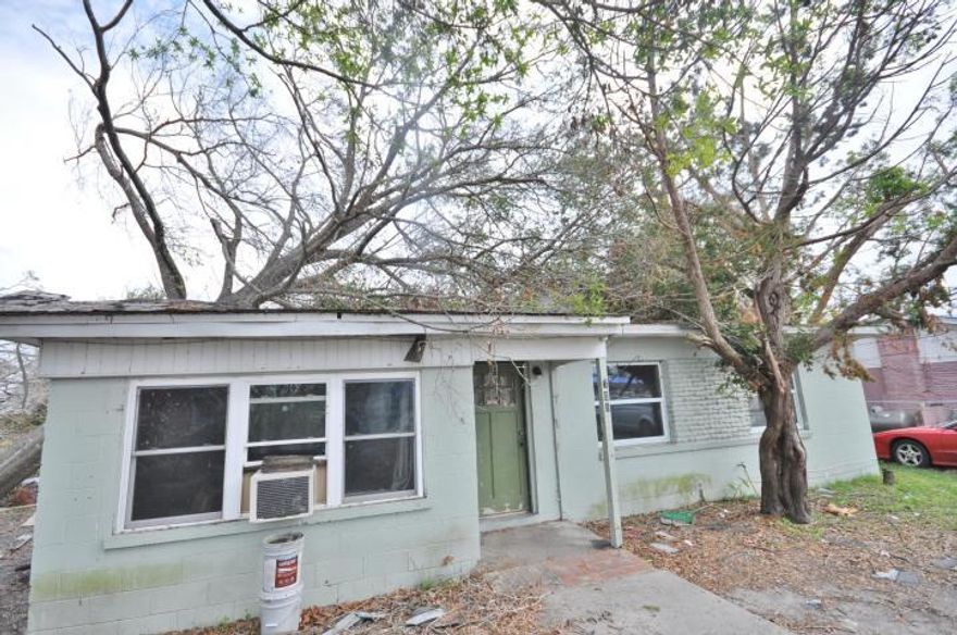 Fixer Upper. All sizes are approximate. Please measure if important.