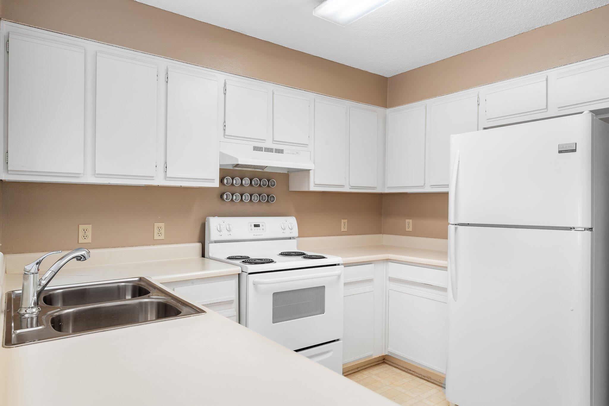 VILLAS ON THE SQUARE - Residential