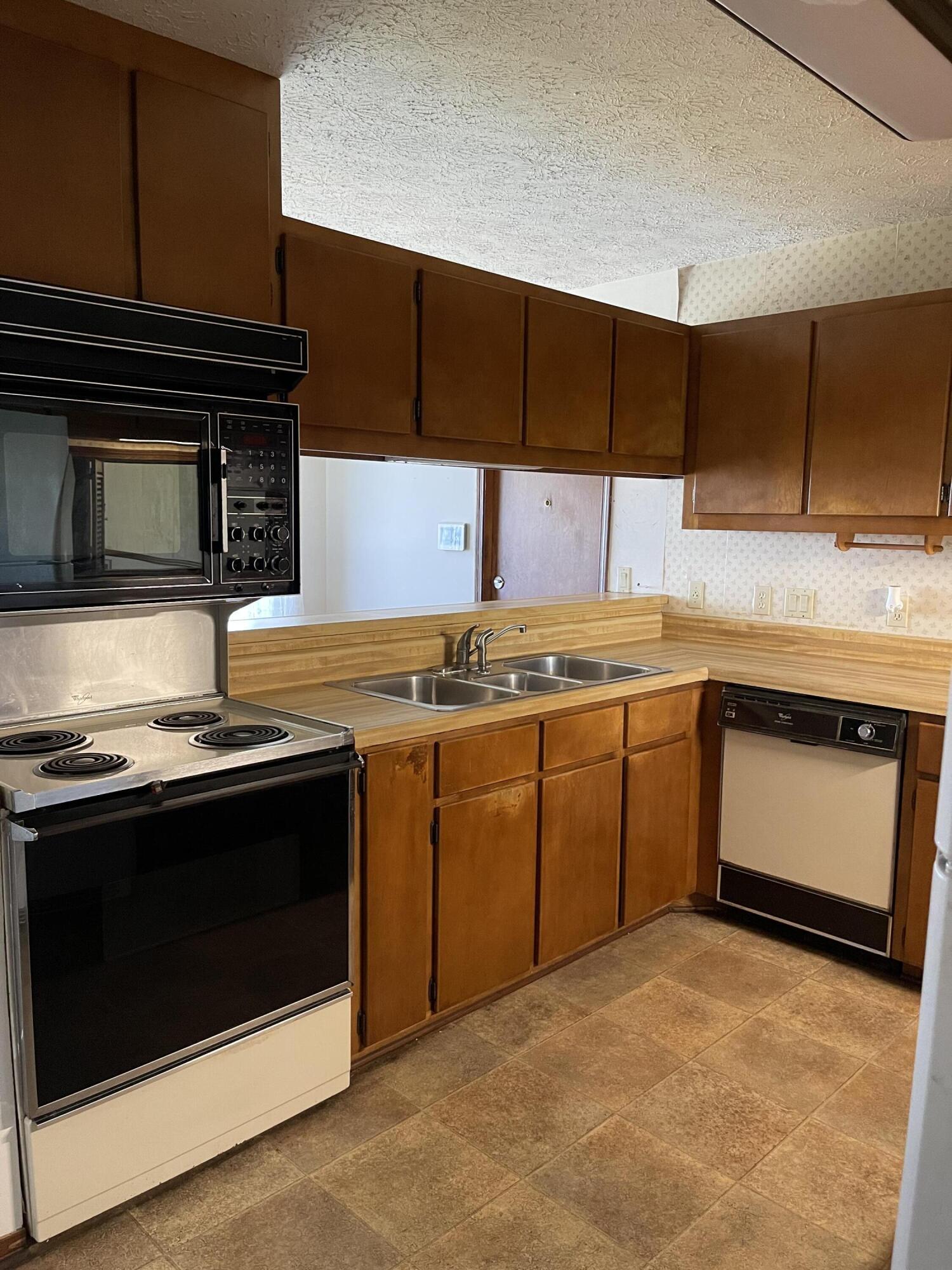 BAY PARK MANOR THE - Residential