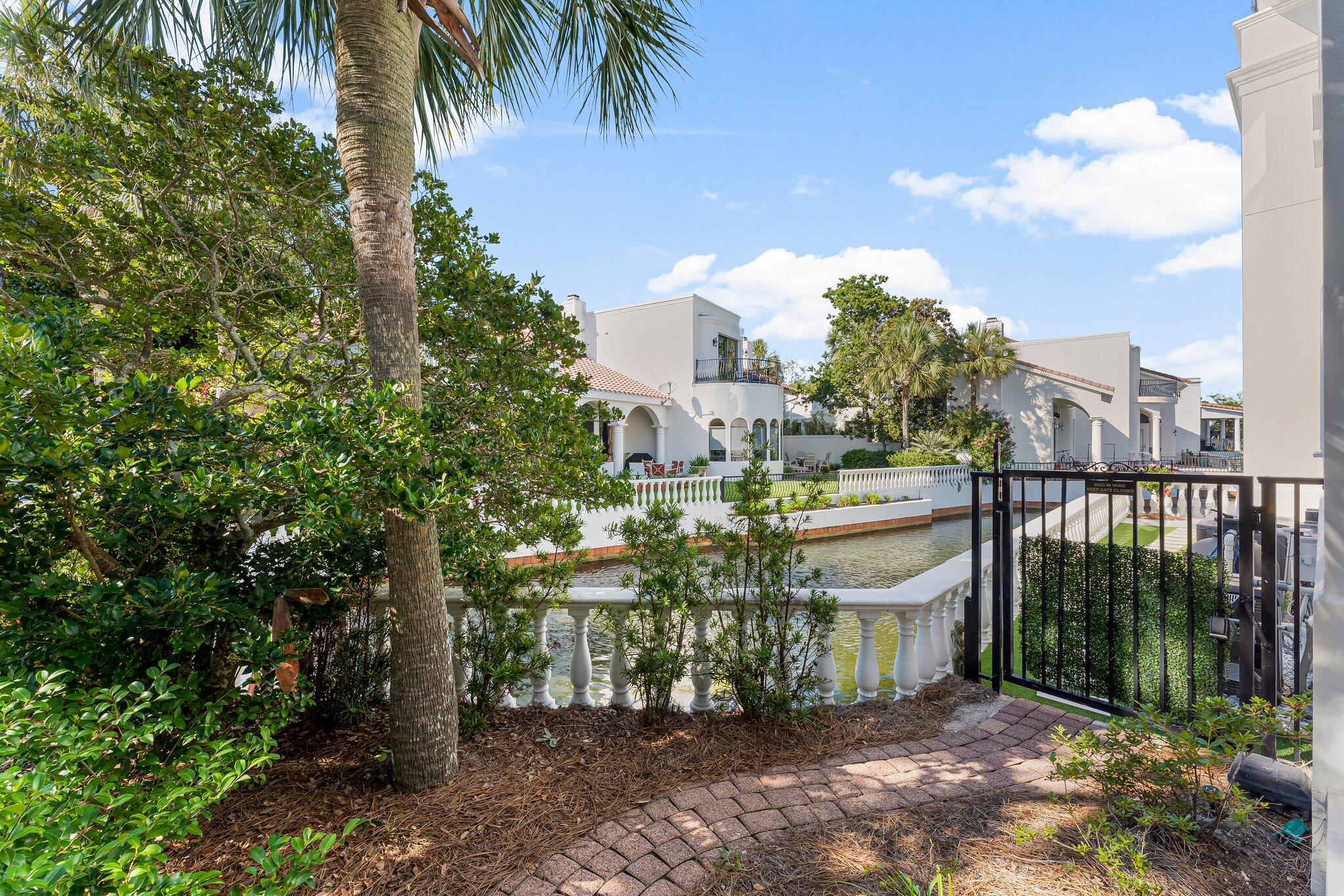 8062 Fountains Lane