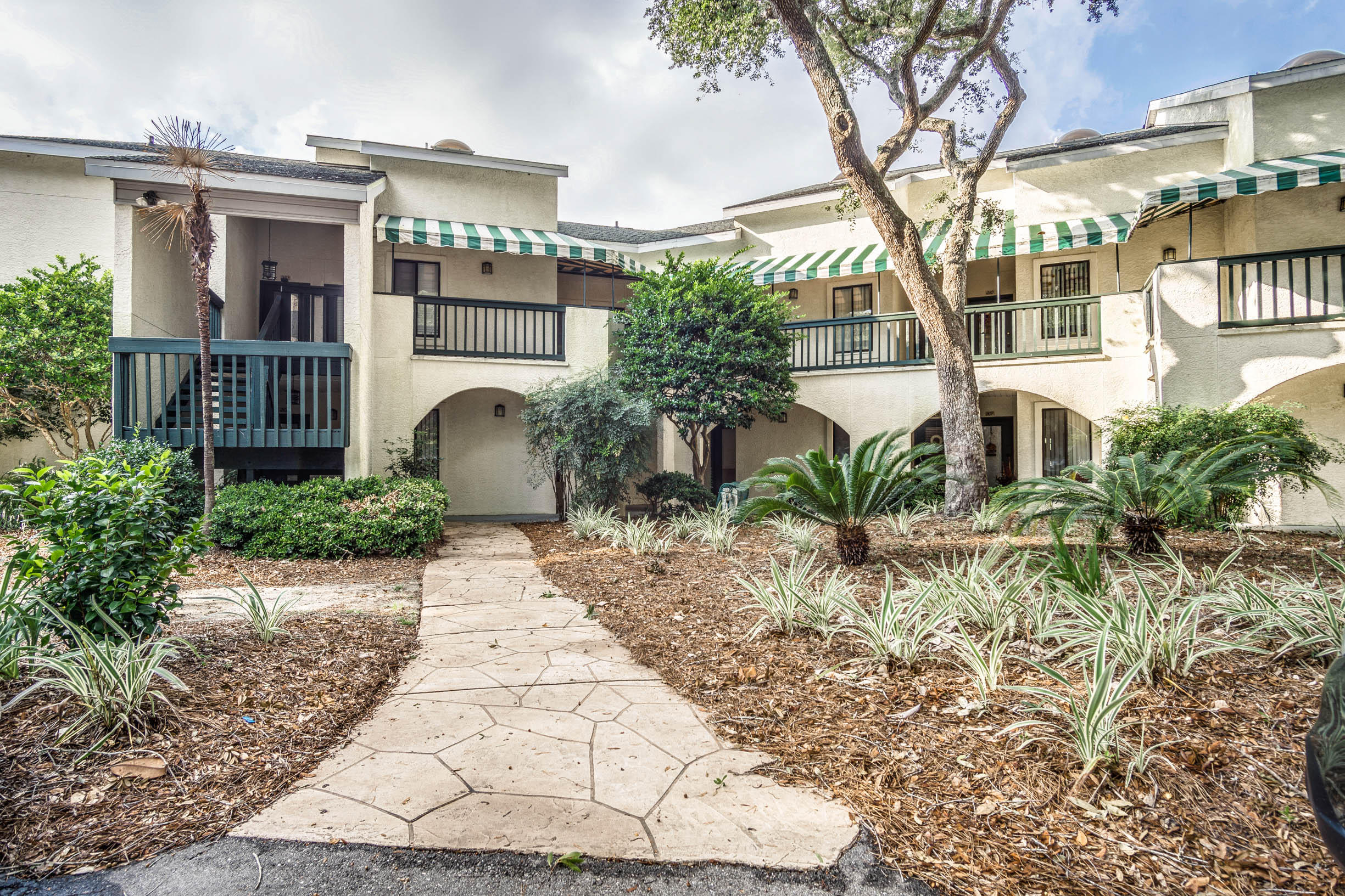 LAKESIDE CONDO AT BLUEWATER BAY - Residential