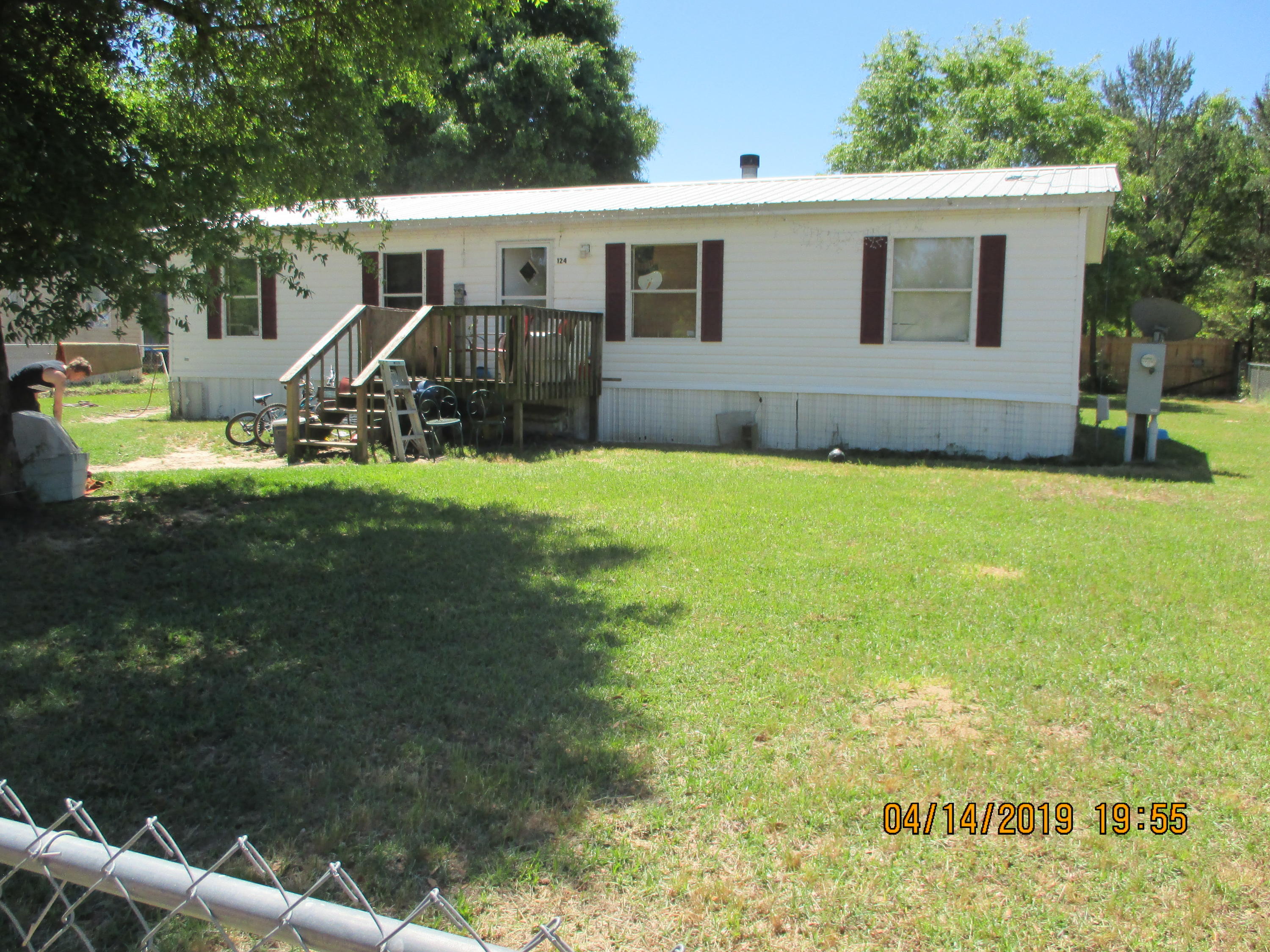 Well kept manufactured home in Oakwood Hills. Yard is completely fenced with chain link fence.Buyer to verify any important information.
