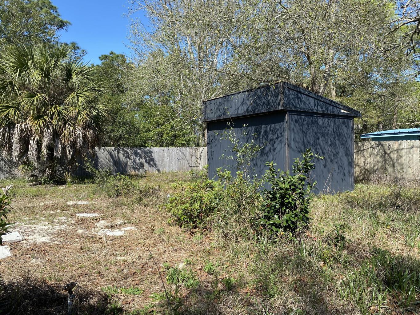 Beautiful cul-de-sac property with oak and palm tree ready to build a wonderful new home.