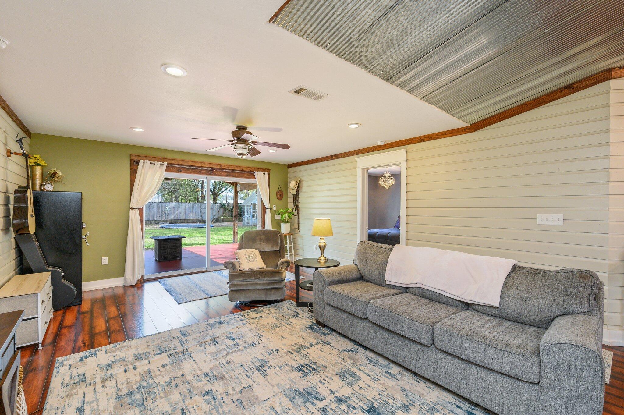 OAKDALE M/F N95 FT OF W1/2 LOT 4 BLK 3 - Residential