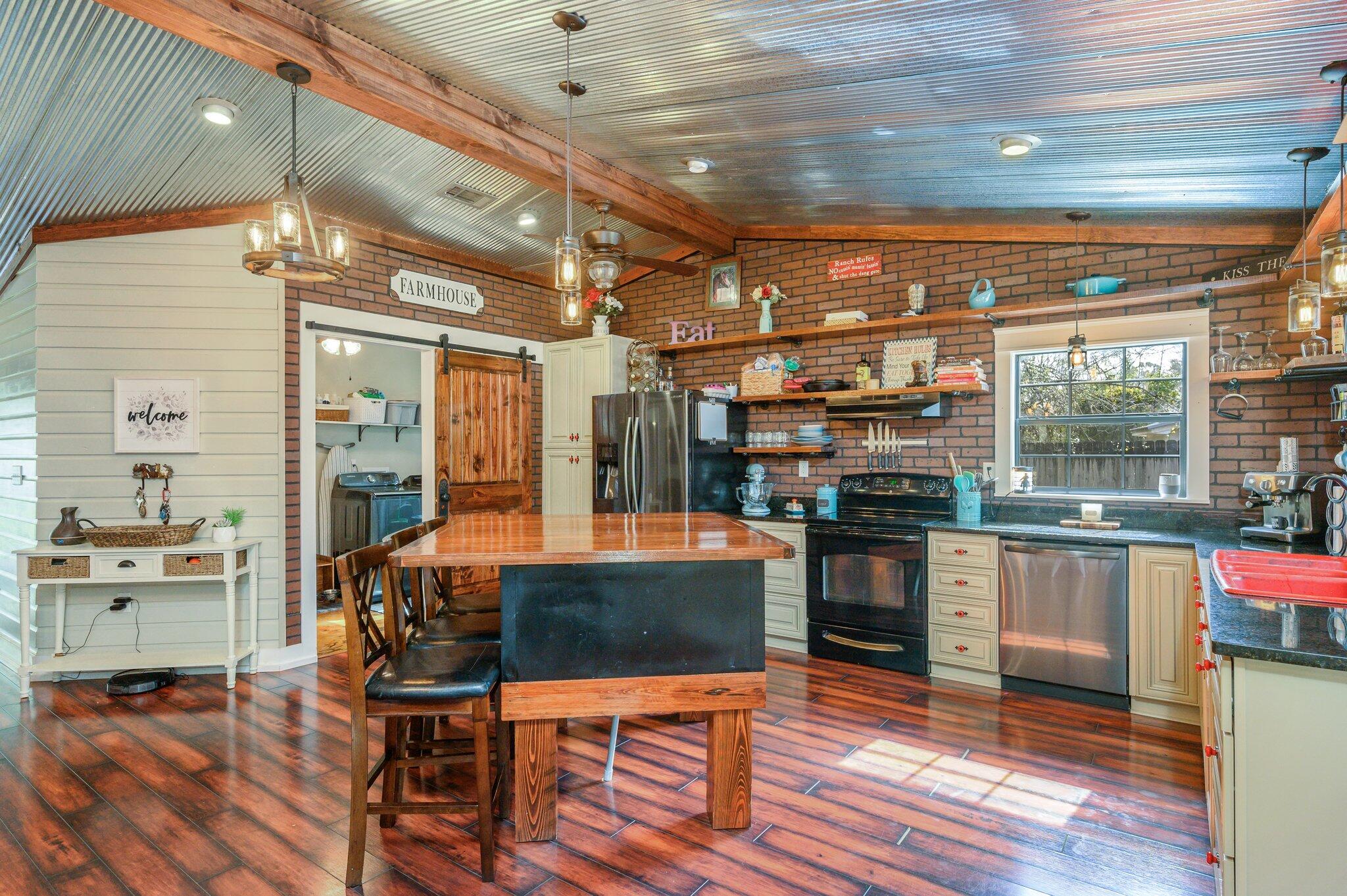 OAKDALE M/F N95 FT OF W1/2 LOT 4 BLK 3 - Residential