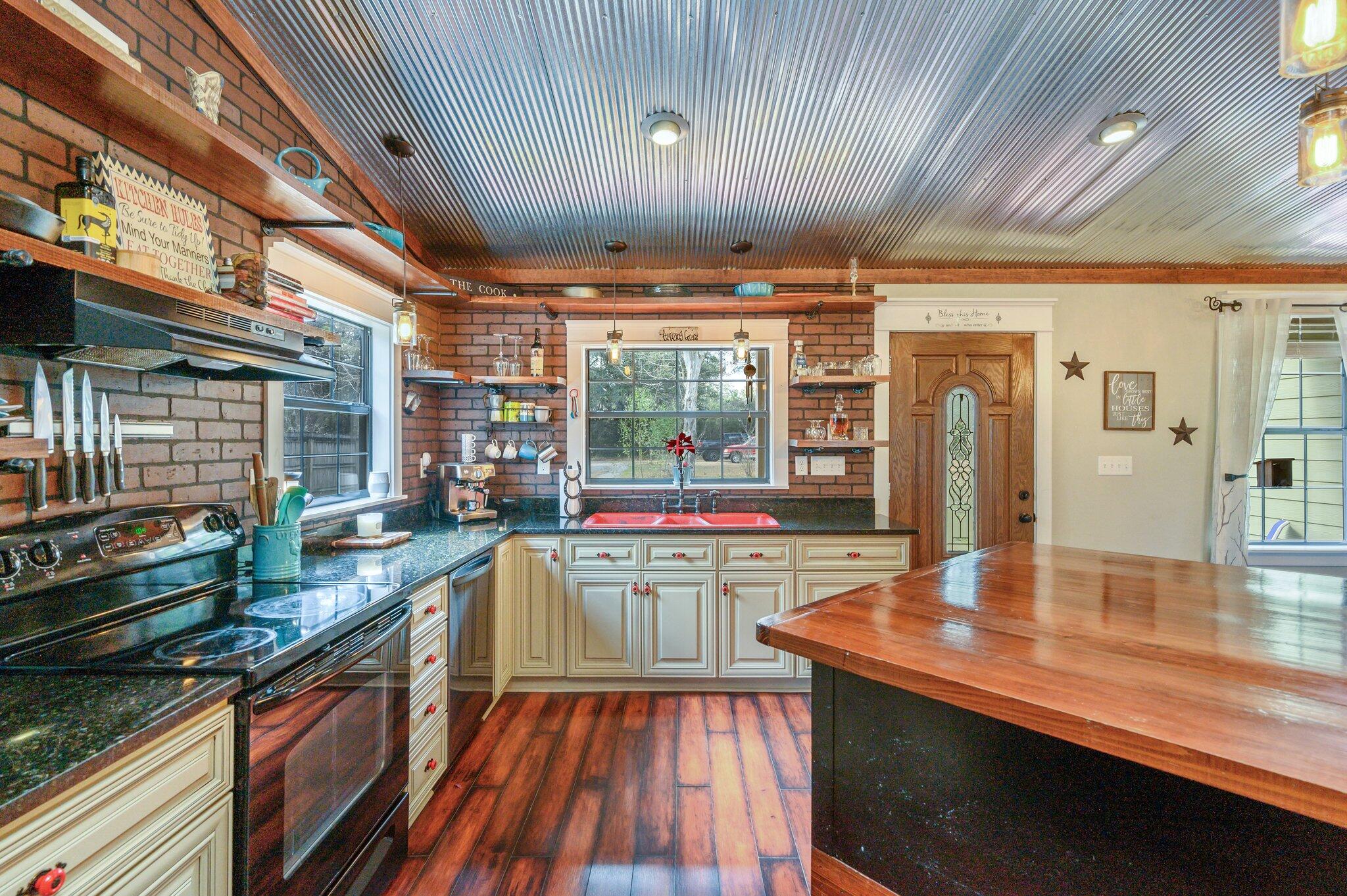 OAKDALE M/F N95 FT OF W1/2 LOT 4 BLK 3 - Residential