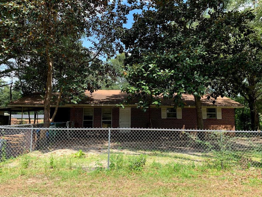 HANDYMAN SPECIAL! INVESTOR SPECIAL! This is a wonderful 3 Bedroom 1.5 Bathroom House in Crestview, FL.

It sits in a nice quiet neighborhood, with good schools nearby perfect for a family or a rental property. It has a brick exterior with some cosmetic fixes and updates needed on the interior that would be a quick fix and ready to earn cash flow.

Don't hesitate and miss out on this property, this is an excellent house for any type of investor or homebuyer.

SHOWING BY APPOINTMENT ONLY- DO NOT DISTURB OCCUPANTS.