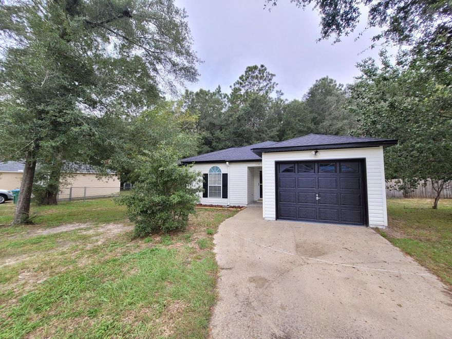 Welcome home! Charming 3 bedroom 2 bath cottage in desirable Crestview! This adorable property features a NEW ROOF and fresh paint. Spacious living room with tall ceilings, breakfast nook, and roomy kitchen with lots of countertop space. Large fenced in back yard. Vacant and easy to show! Schedule a viewing today.