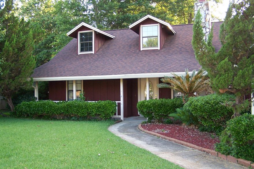 For SALE or LEASE--MOTIVATED SELLER: This spacious well thought out home has Cathedral Ceilings, wood burning fireplace, REAL hardwood floors, breakfast bar, Large Great Room, & separate Family room with lots of windows. Backyard is fenced with playset. Walk one block to the Subdivisions tennis courts, super fun kids playground, pavilions, lake, and sidewalks with no HOA Fees! This is a must see home to add to your list!