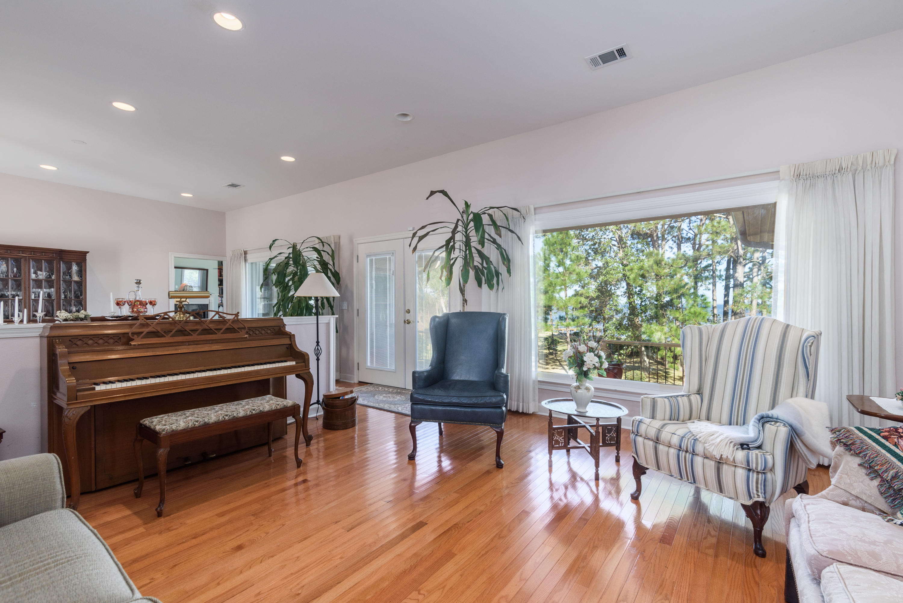 LAKE LORRAINE ESTATES - Residential