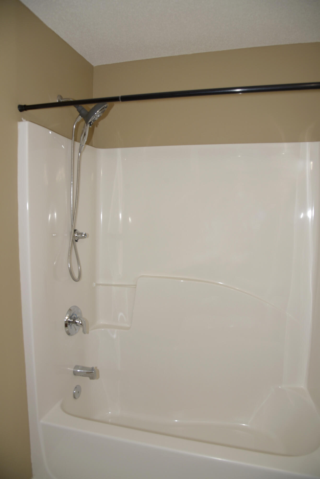 ROLLING PINES - Residential Lease