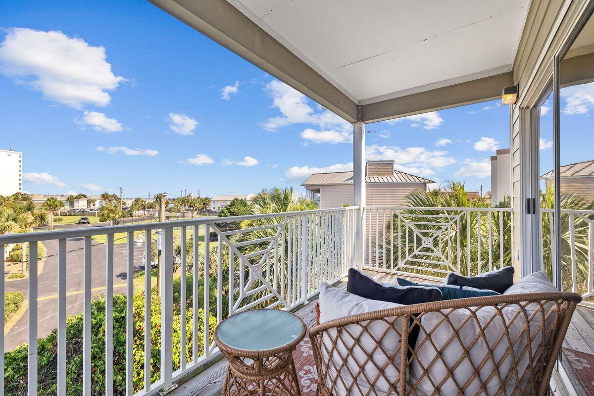 BEACH POINTE T/H - Residential