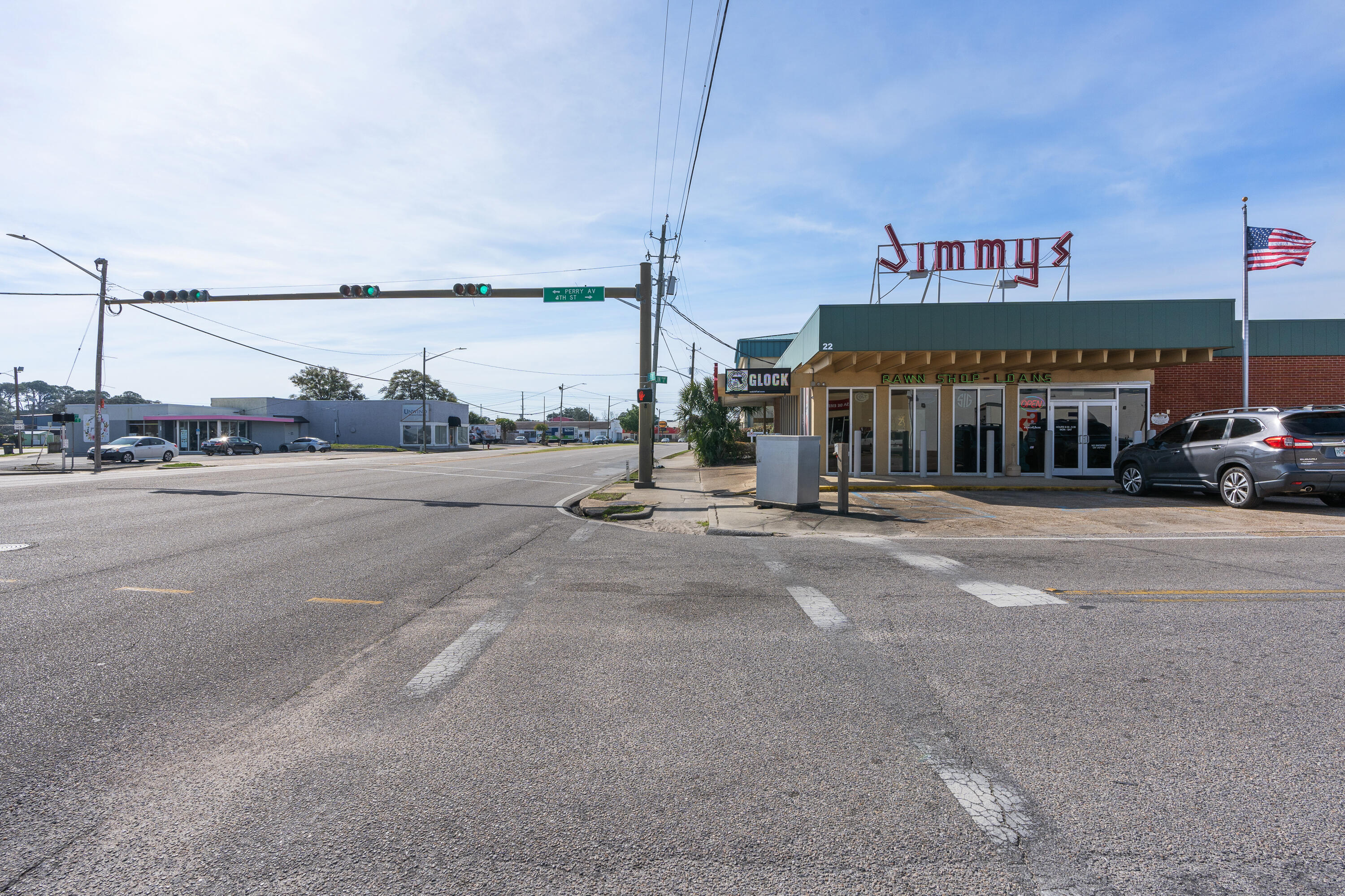 Main image without alt text