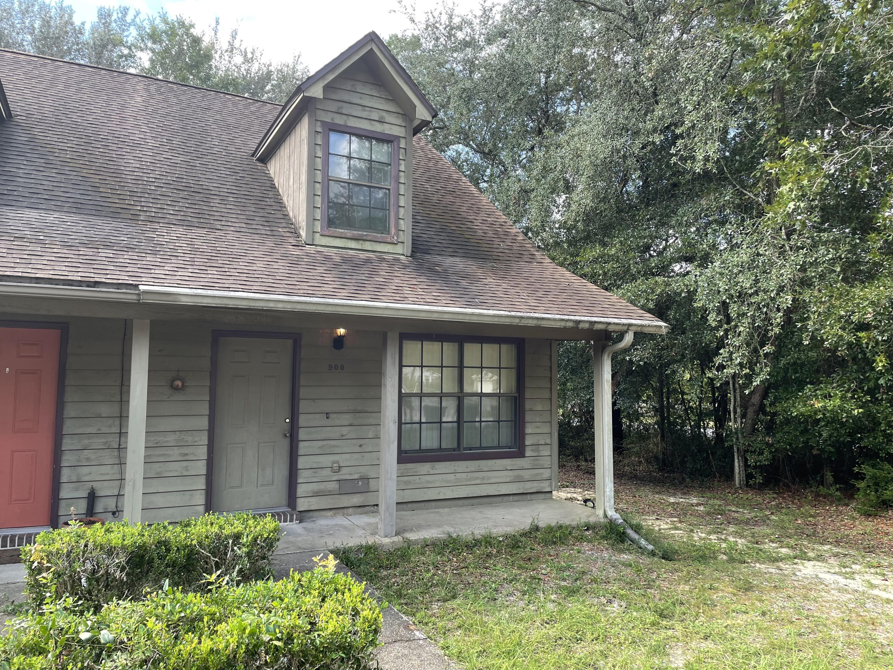Great starter home or perfect for the empty nester. This townhome has no Hoa fees and is in the heart of town. Quick easy access to Destin via the Midbay.