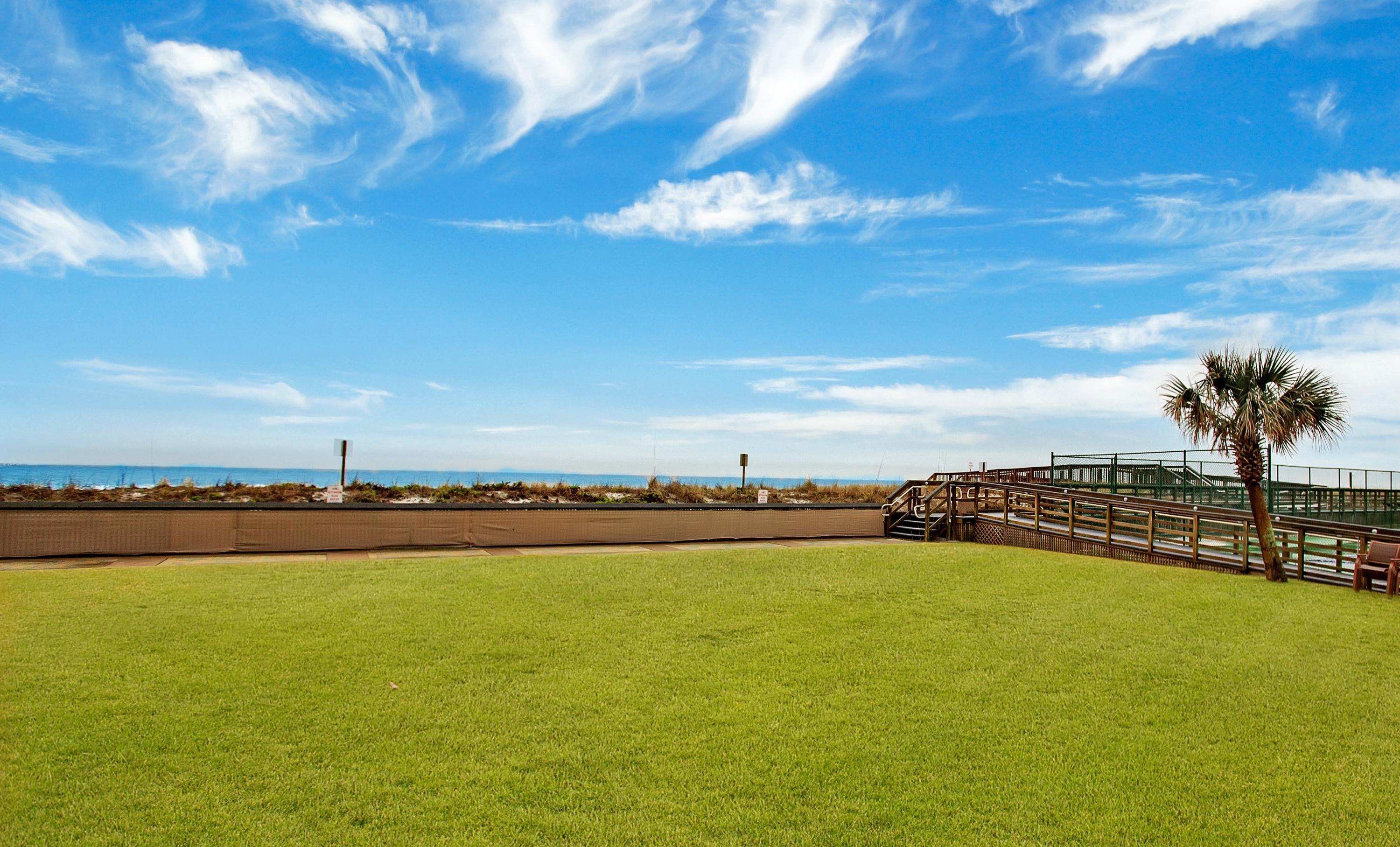 HOLIDAY SURF & RACQUET CLUB - Residential