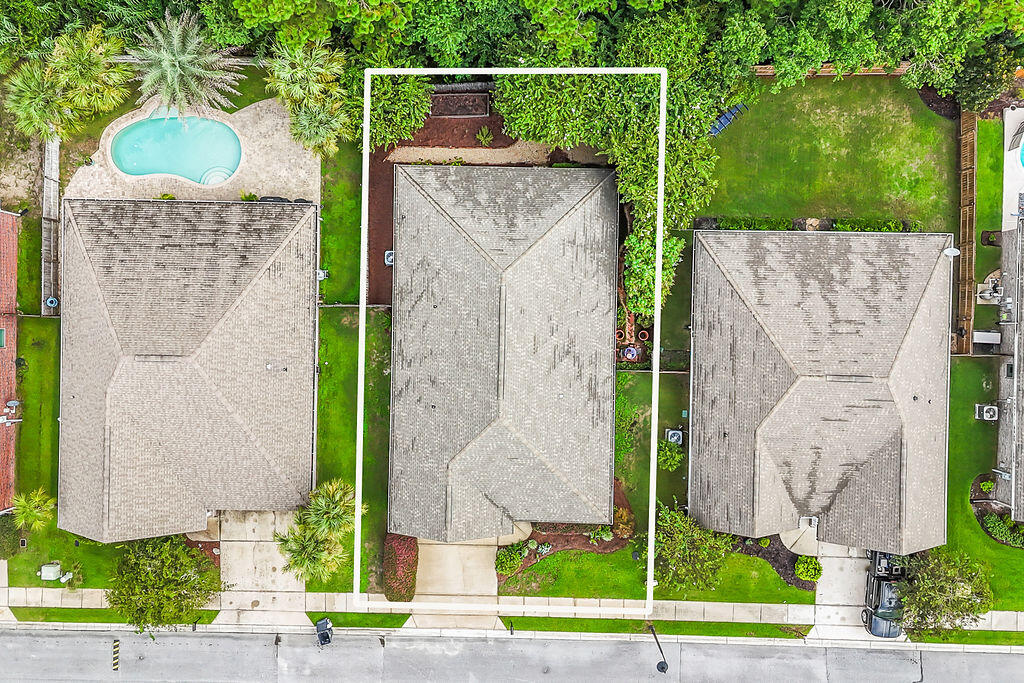 WHISPERING LAKE - Residential