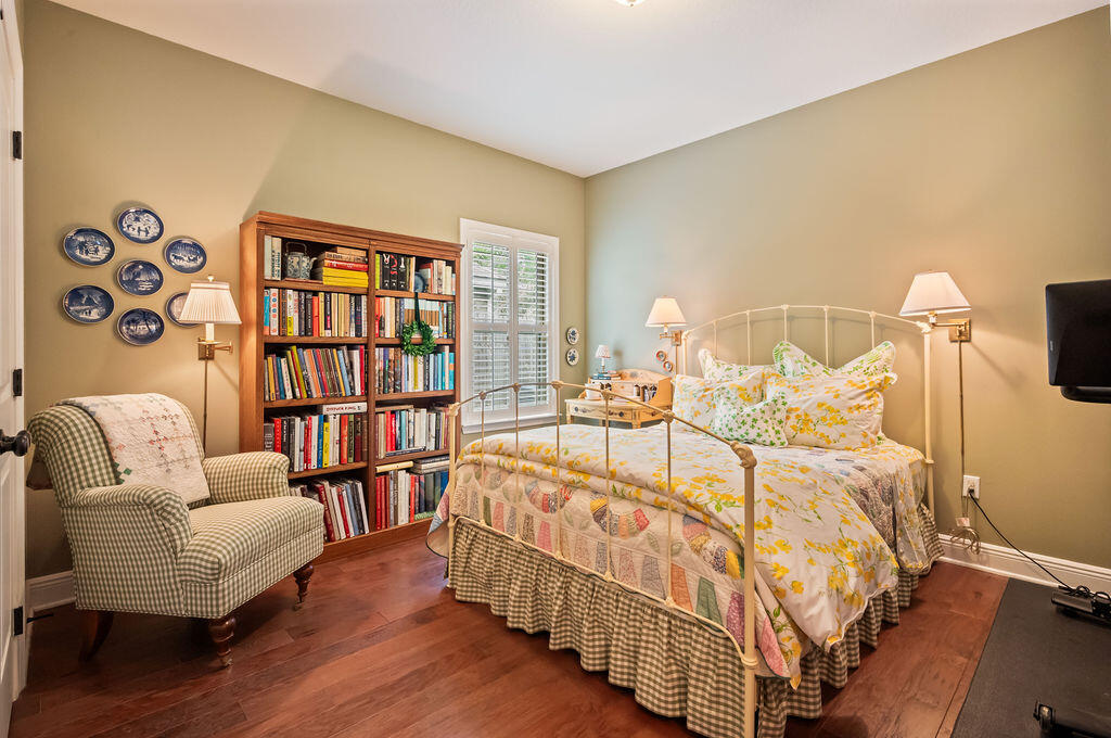 WHISPERING LAKE - Residential