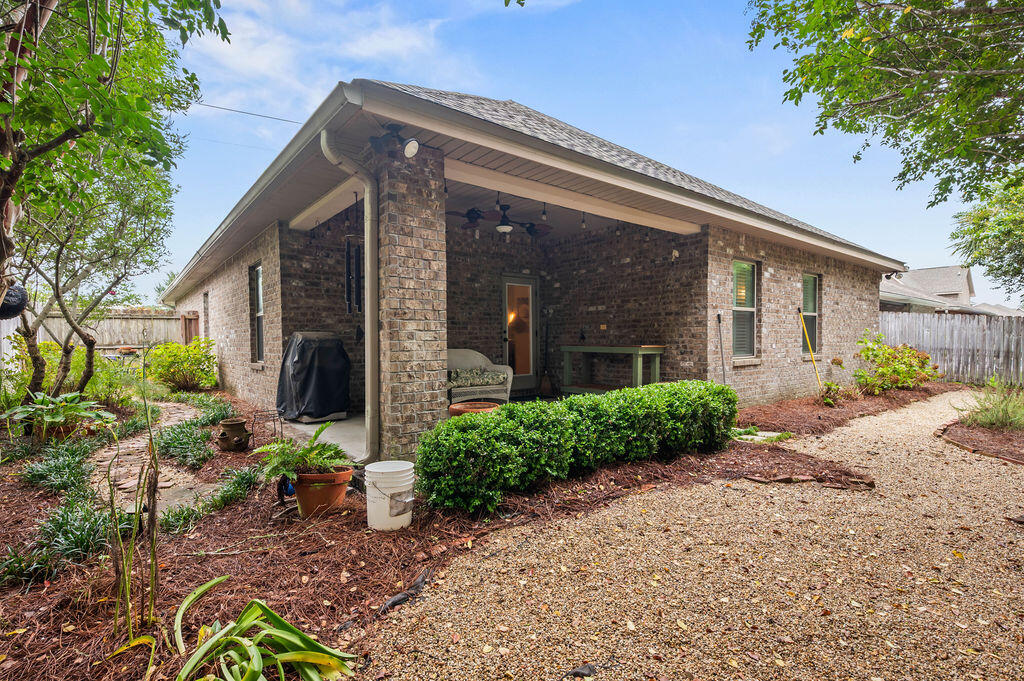 WHISPERING LAKE - Residential