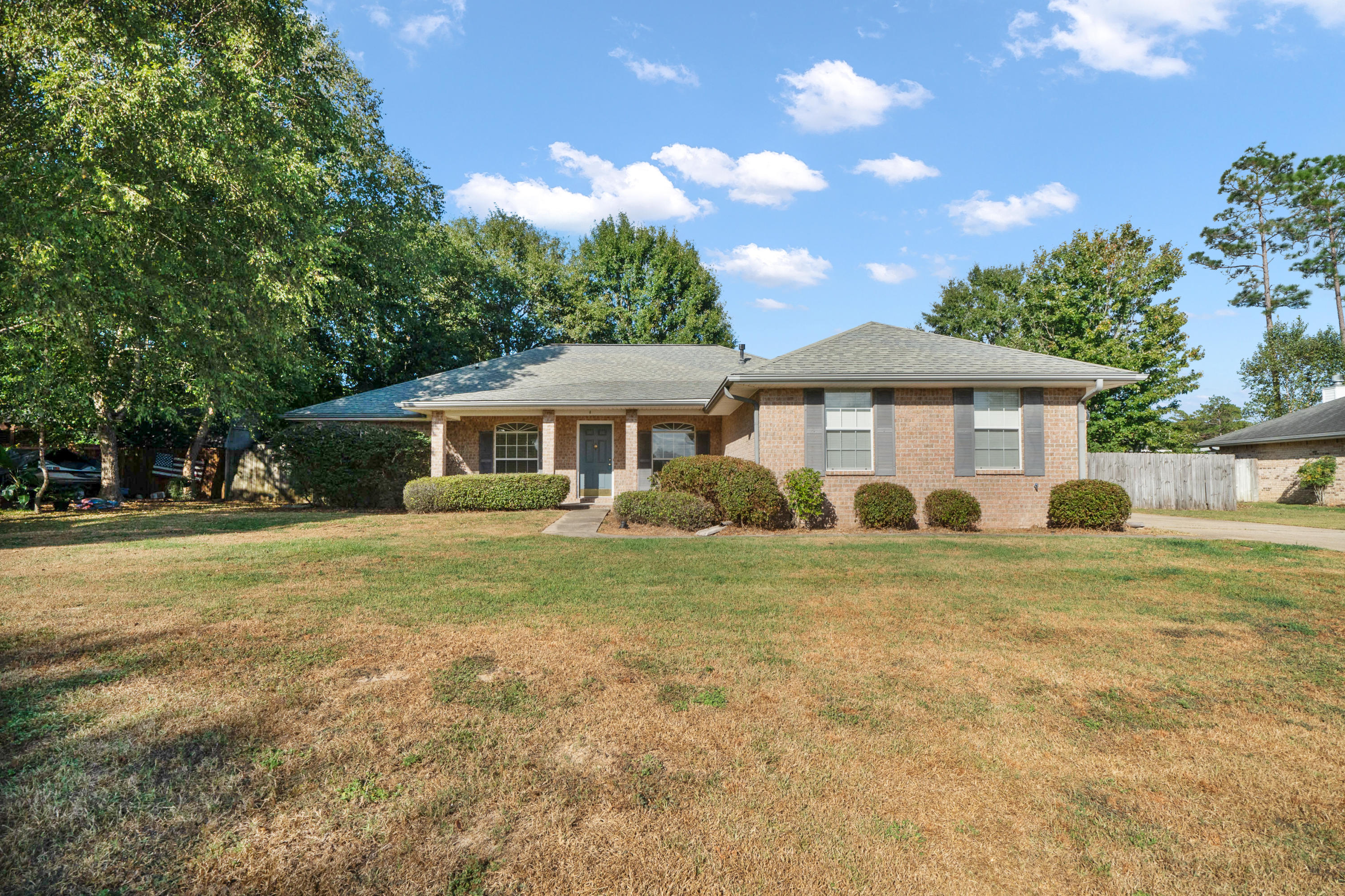 Move-in ready! 2000SF with 3 bedrooms and formal dining room + flex room/office! Spacious living room with vaulted ceilings; kitchen also features roomy eat-in breakfast nook. Big backyard with endless possibilities! 6115 Saddle Horse Lane is located in Silver Oaks subdivision, which features a community pool! Schedule a showing today!Buyer to verify all information deemed pertinent.