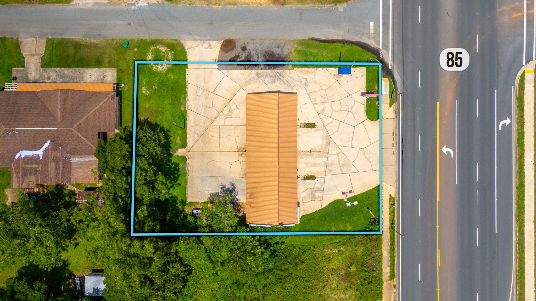 Main image without alt text