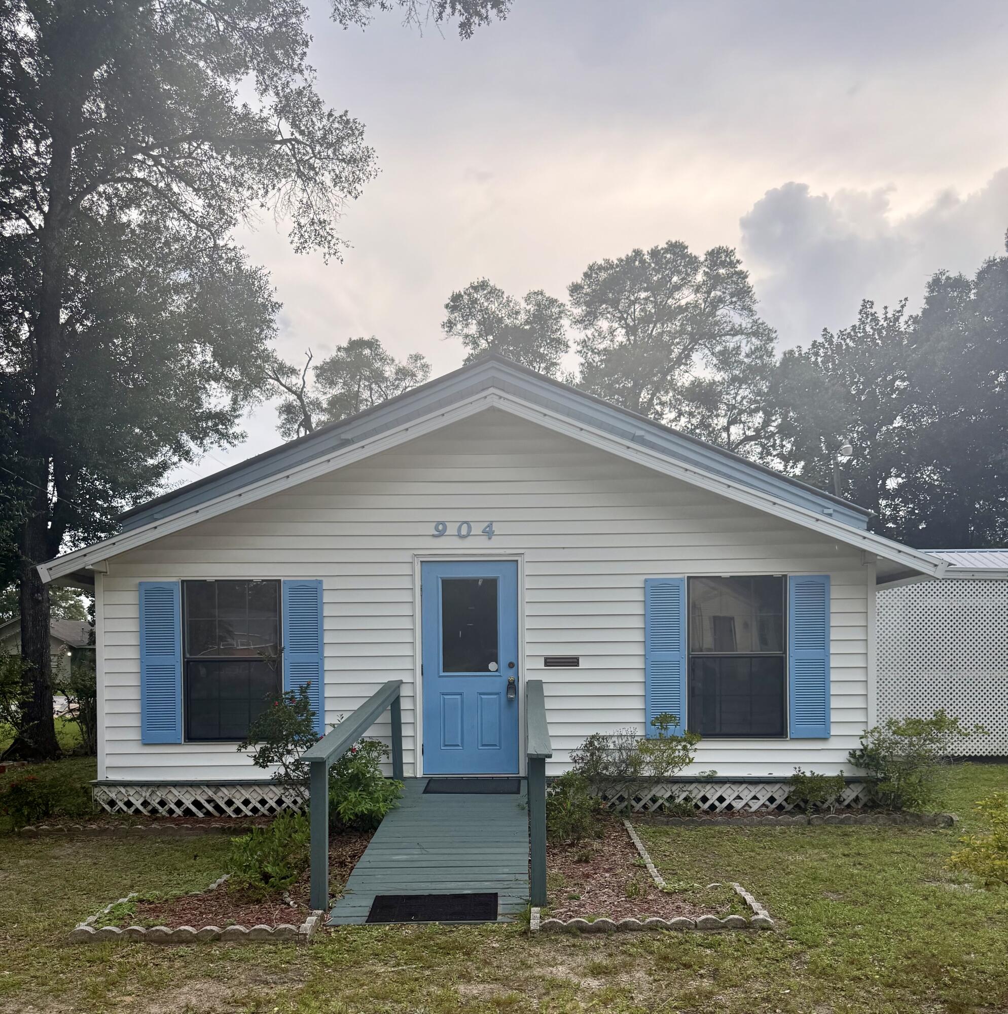 3 bedroom/2.5 bathroom home conveniently located in the heart of Crestview. In addition to the three bedrooms there is an office, a formal dining room, and a flex room.2 car covered carport
