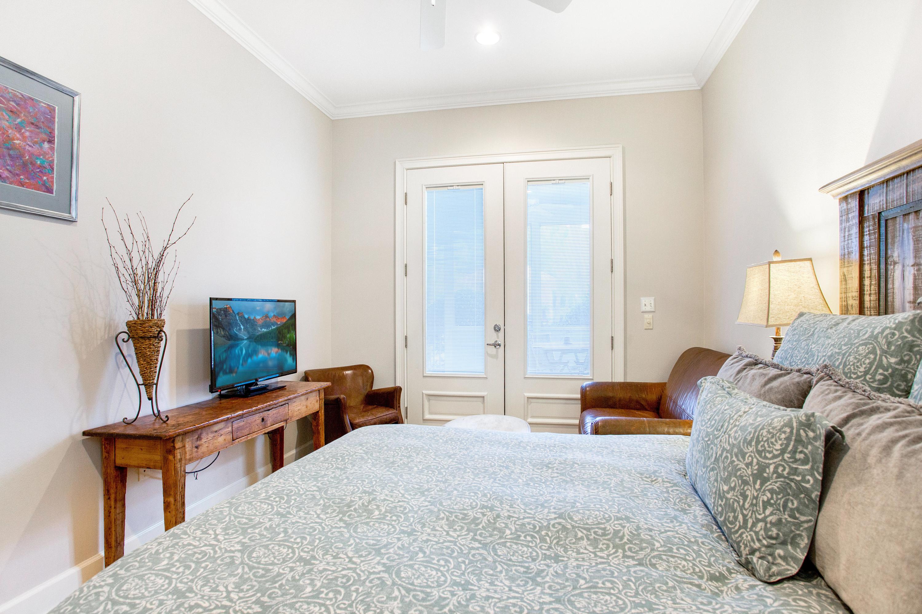 CRYSTAL LAKE - Residential