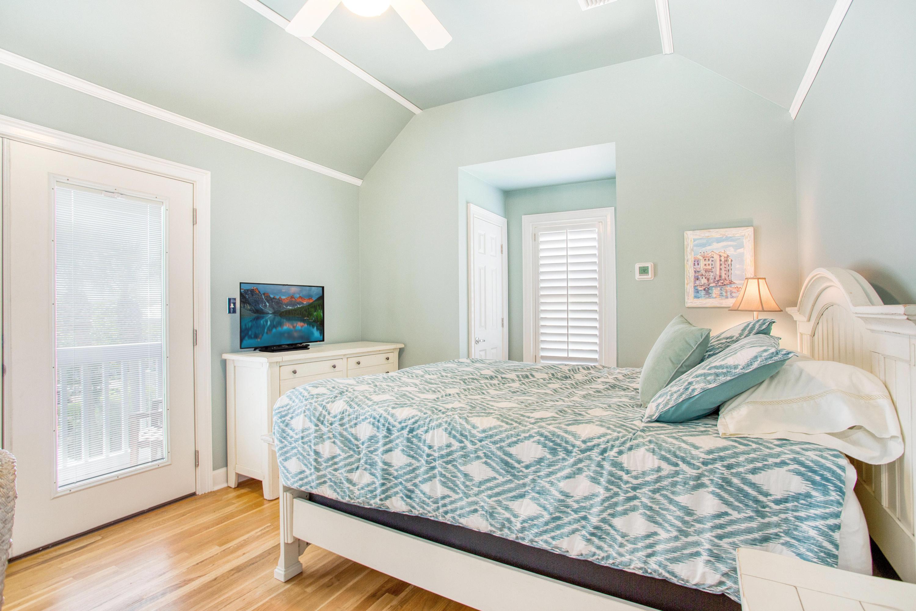 CRYSTAL LAKE - Residential