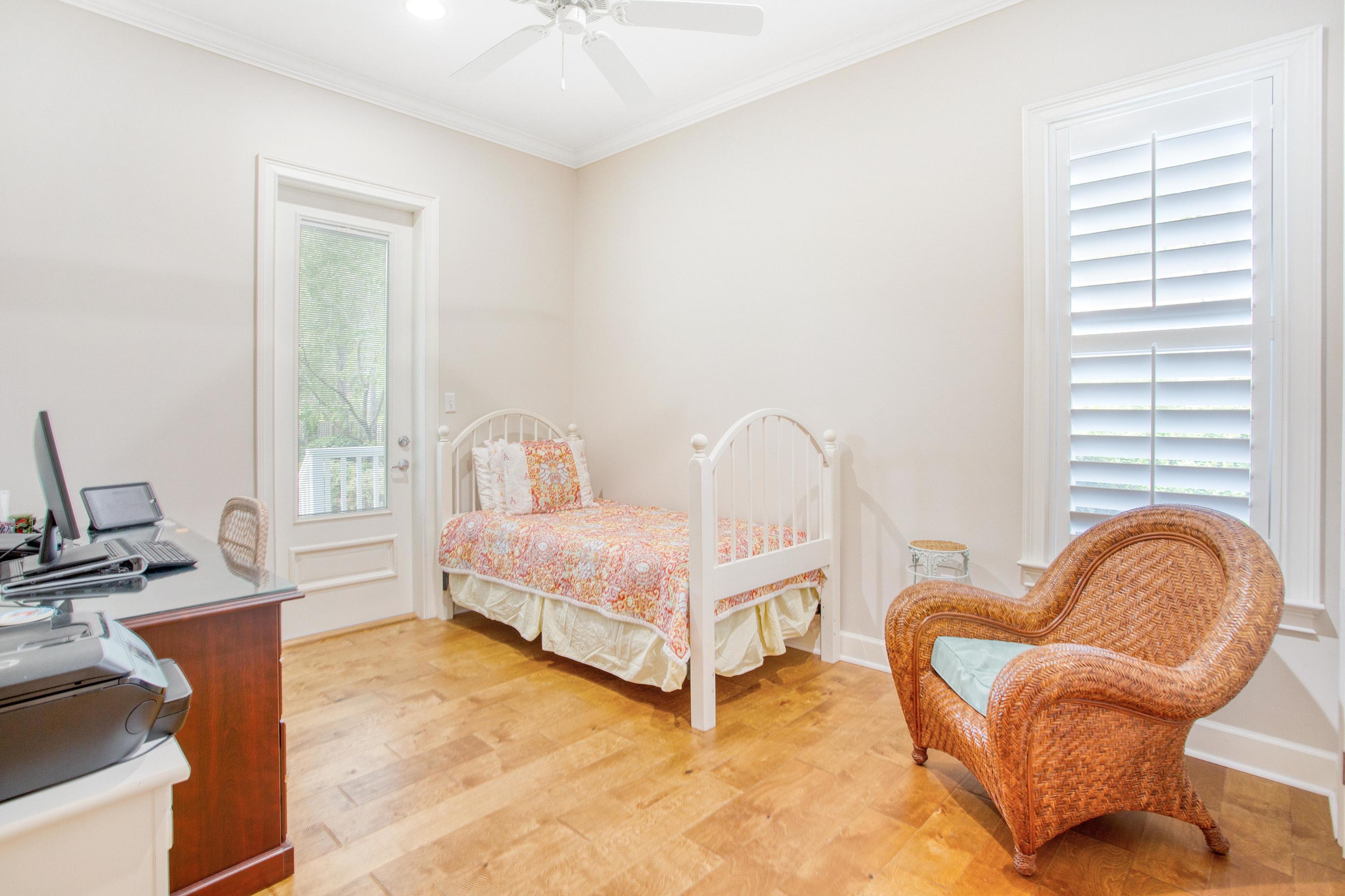 CRYSTAL LAKE - Residential