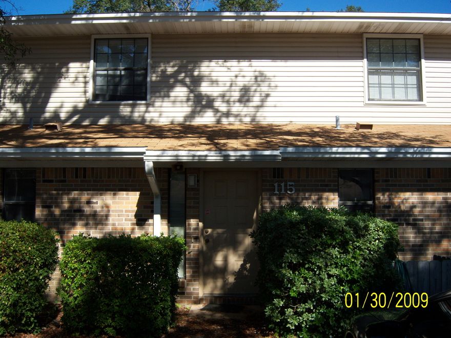 2 STORY TOWNHOUSE CONVENIENT TO BOTH BASES, THE MALL AND BEACHES. PRIVACY FENCED BACK YARD, WASHER DRYER CONNECTION, BREAKFAST BAR. LIVING ROOM/DINING ROOM COMBINATION. SORRY, NO PETS AND NO SMOKING.