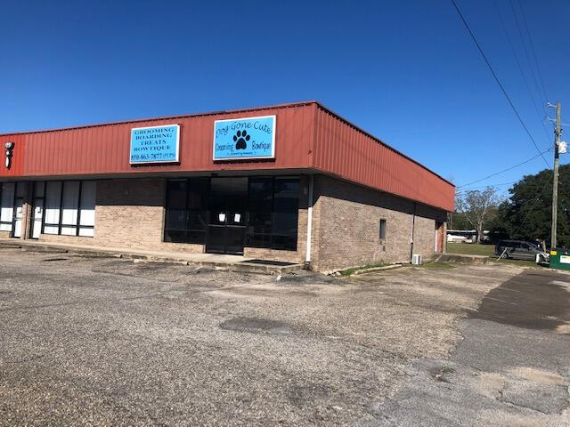 See our beautiful property located in Fort Walton Beach, has plenty of space for you to set up whatever kind of store you'd like to include a bay door various room for potential office space please give us call or email if interested or if you have any questions
