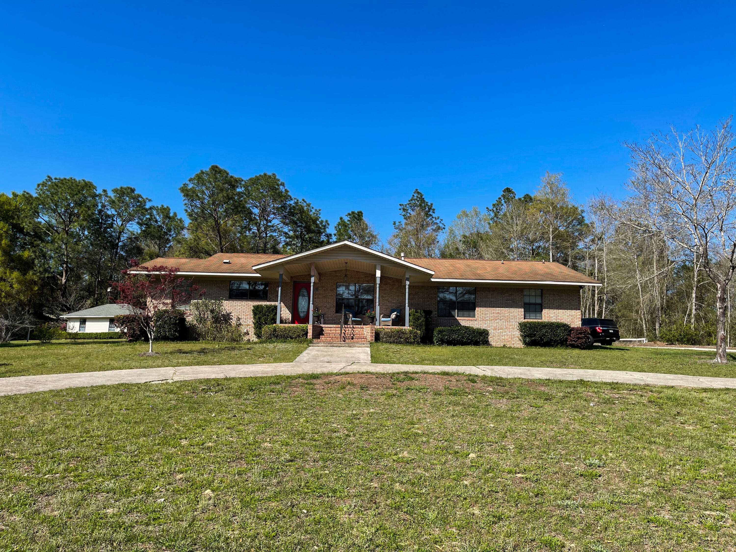Hilltop on spacious wooded Lot !   Country Living  close to the city with beautiful views of Lake Kennedy.This 3 bedroom 2.5 bath has been upgraded and recently remodeled. The roof was replaced in 2021, The HVAC system in 2020 ,the water heater in 2021..Kitchen appliances are 1 year old and the refrigerator brand new . A gorgeous 10X13 walk in closet/dressing room has been added to the master suite, which nicely compliments the luxury of the walk in, spa rainfall shower with heated dryer as you exit. The half bath and second full bath have both been completely redone as well! The whole interior of the home was repainted last year. The kitchen and full dining area have been tiled and just recently completed. There is a flex room right off of the kitchen .