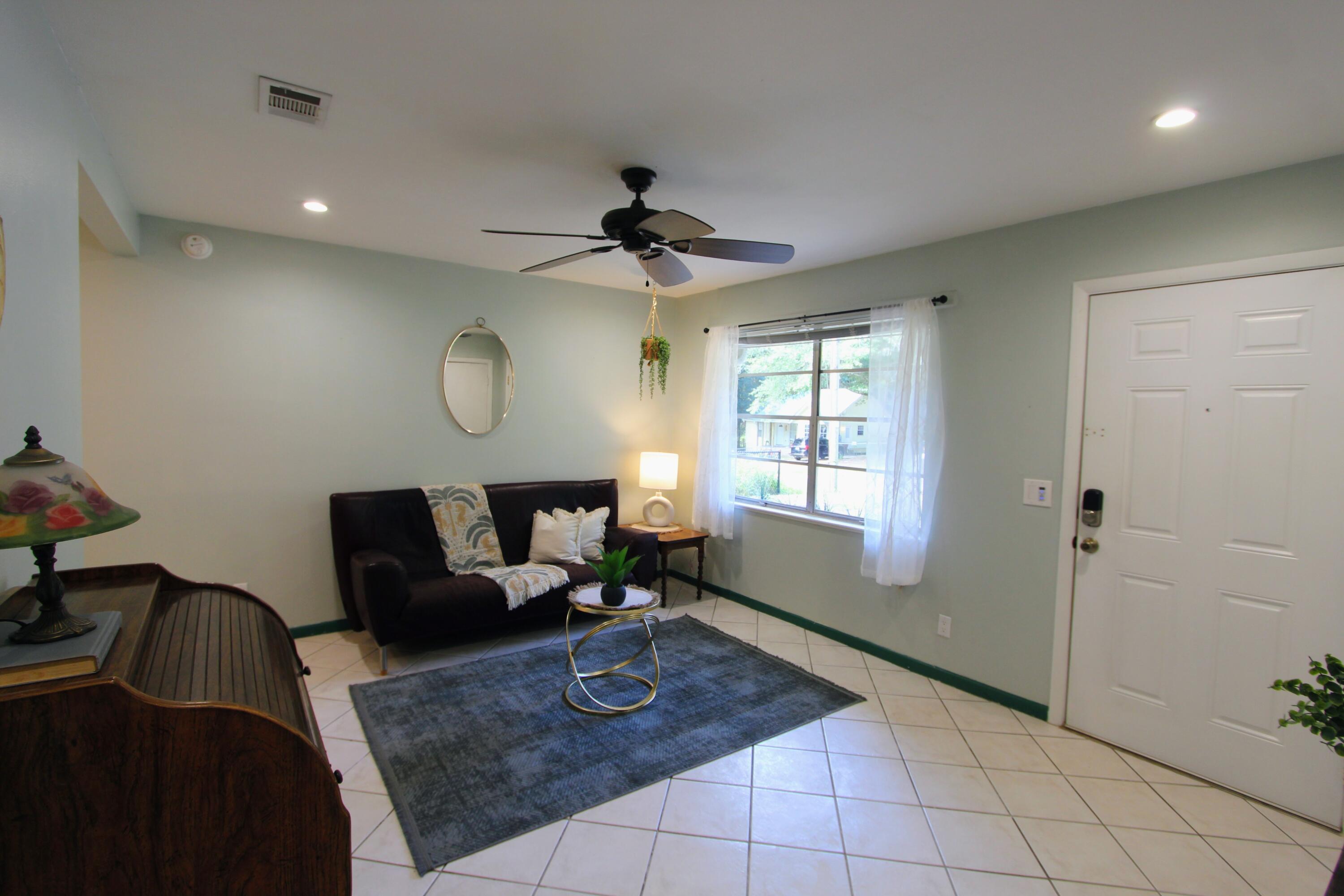 SMITH S/D LOT 1 BLK 1 - Residential