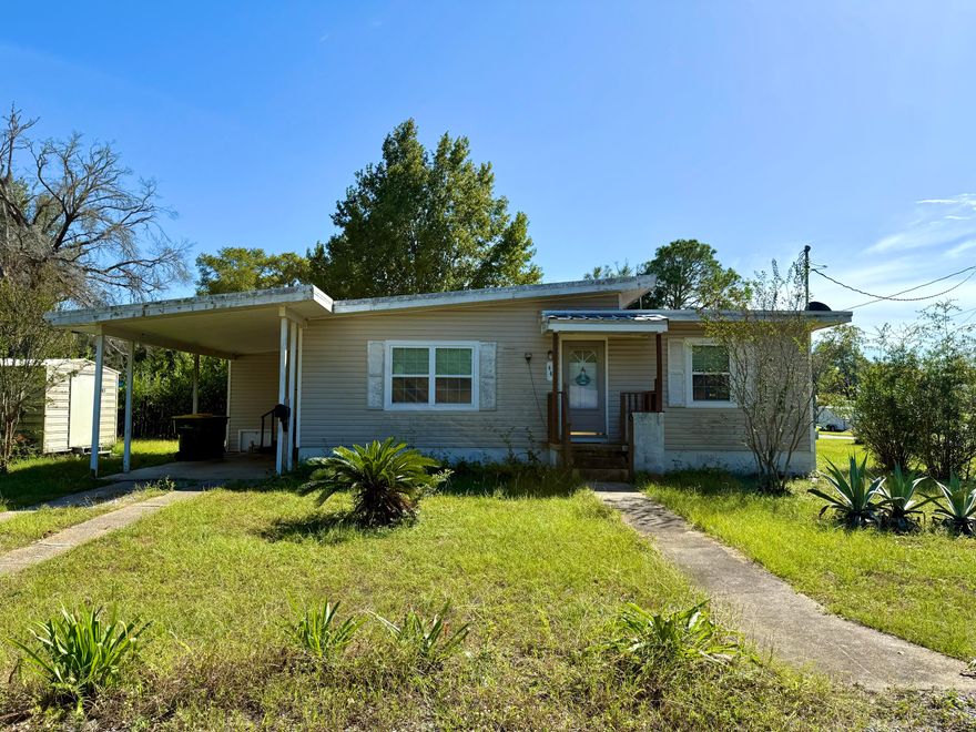 Centrally located Fort Walton Beach cottage with a practical single-level layout and a roomy yard for outdoor living. Inside, you will find an efficient floor plan with a comfortable living area, an eat-in kitchen, and three bedrooms, with an updated walk-in shower. The location puts you close to everyday essentials, with quick access to Uptown Station, downtown dining, Eglin Parkway, Eglin AFB, Hurlburt Field, and the beaches of Okaloosa Island.