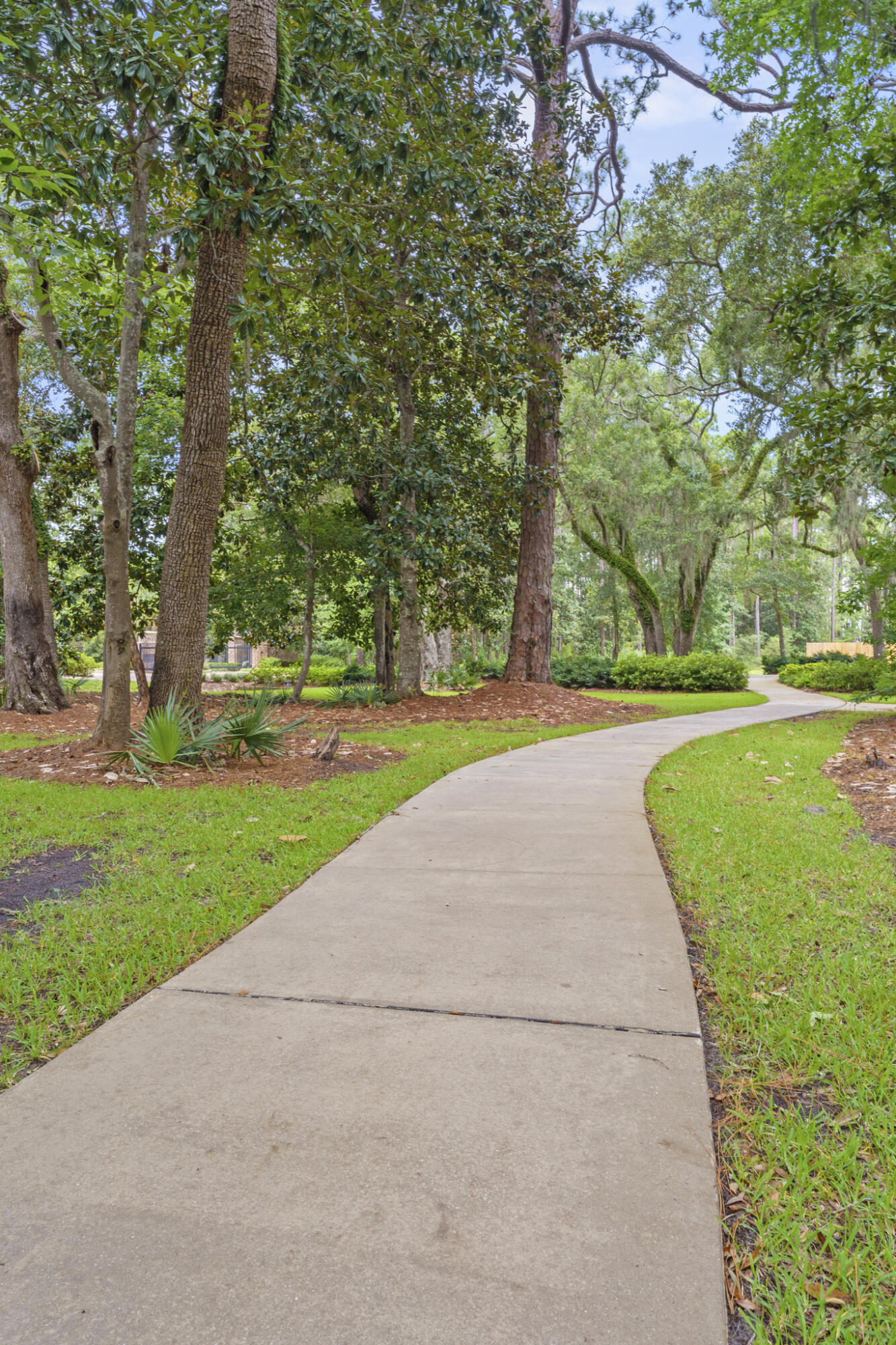 CHURCHILL OAKS - Land