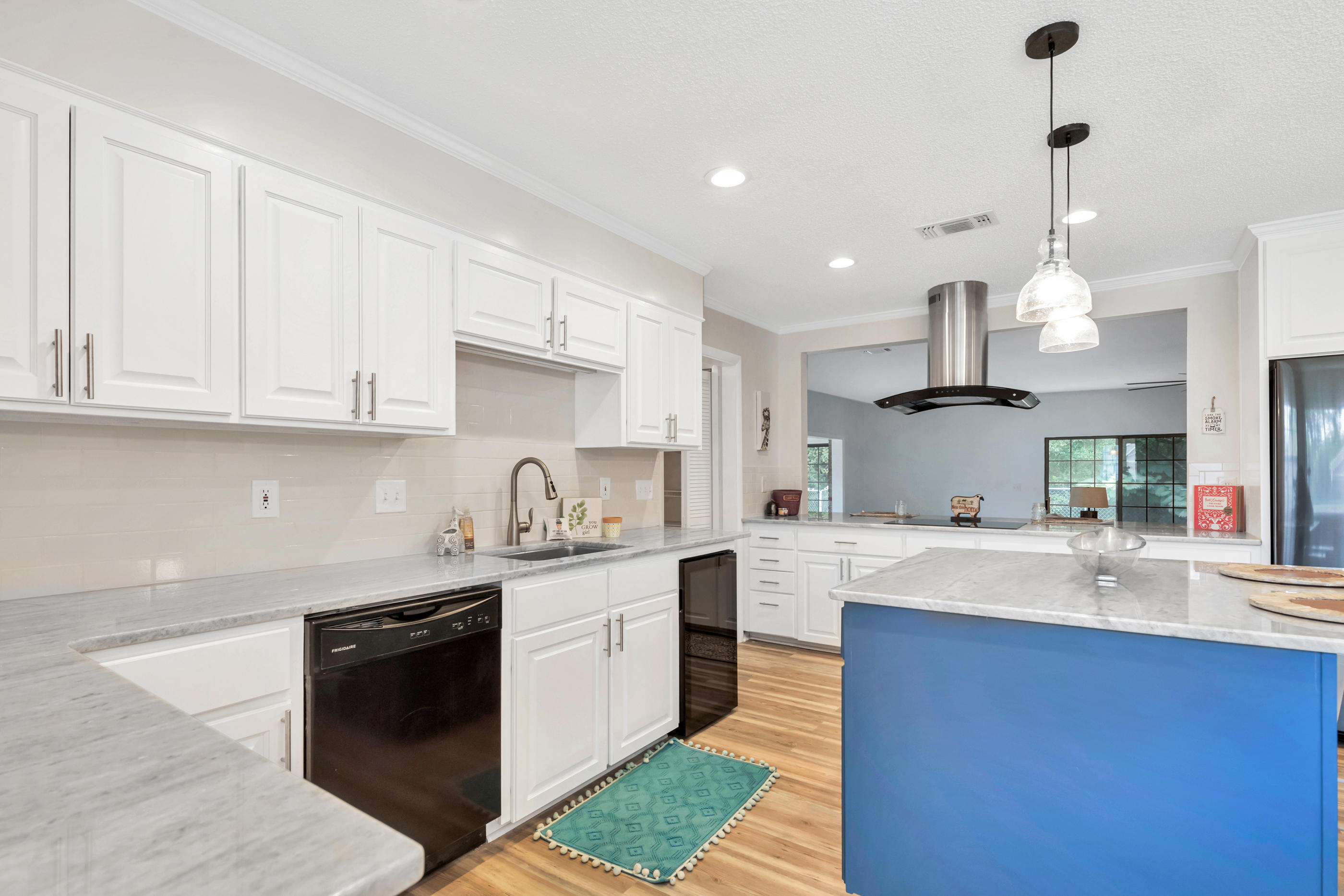 ROBLEDAL ESTATES - Residential