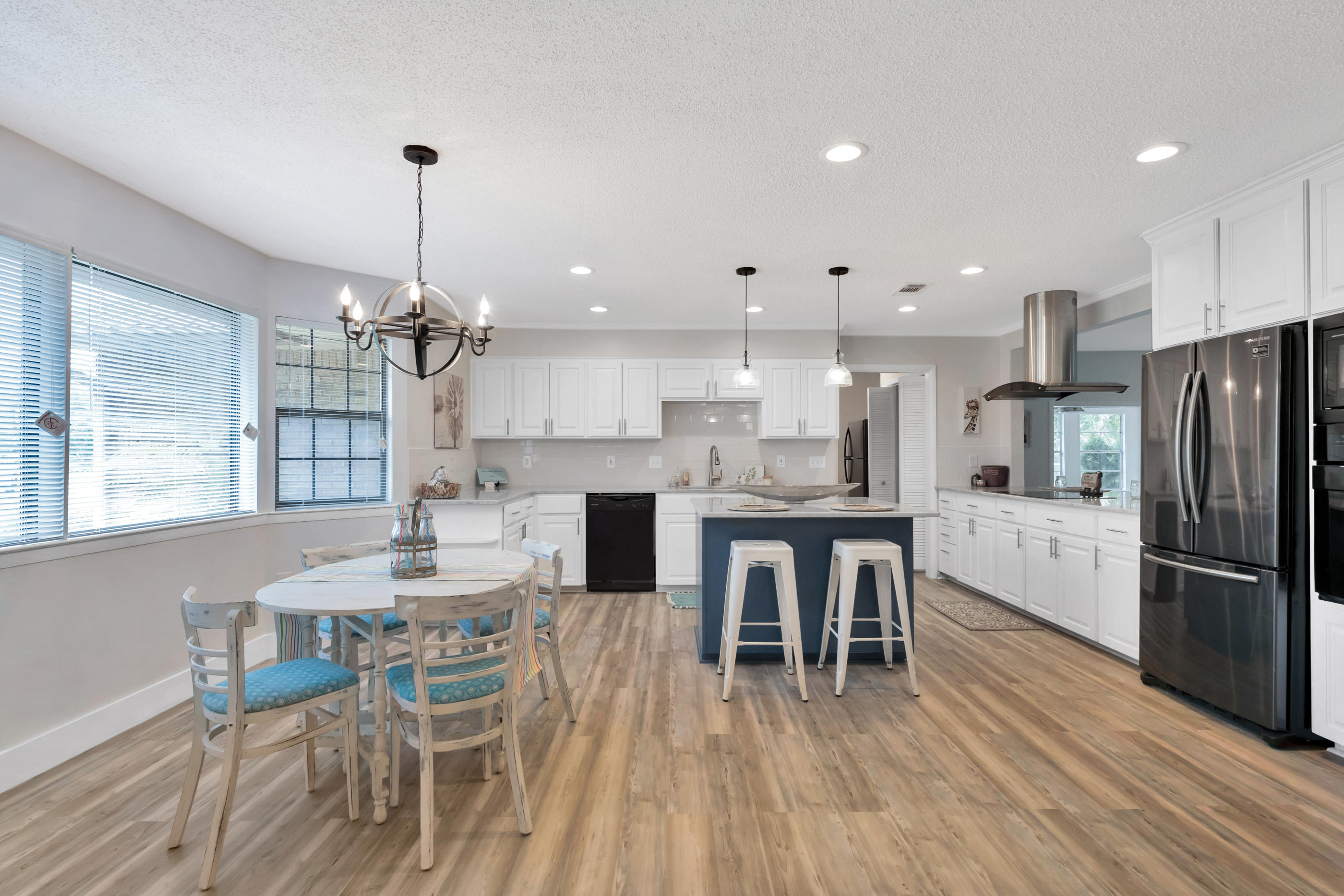 ROBLEDAL ESTATES - Residential