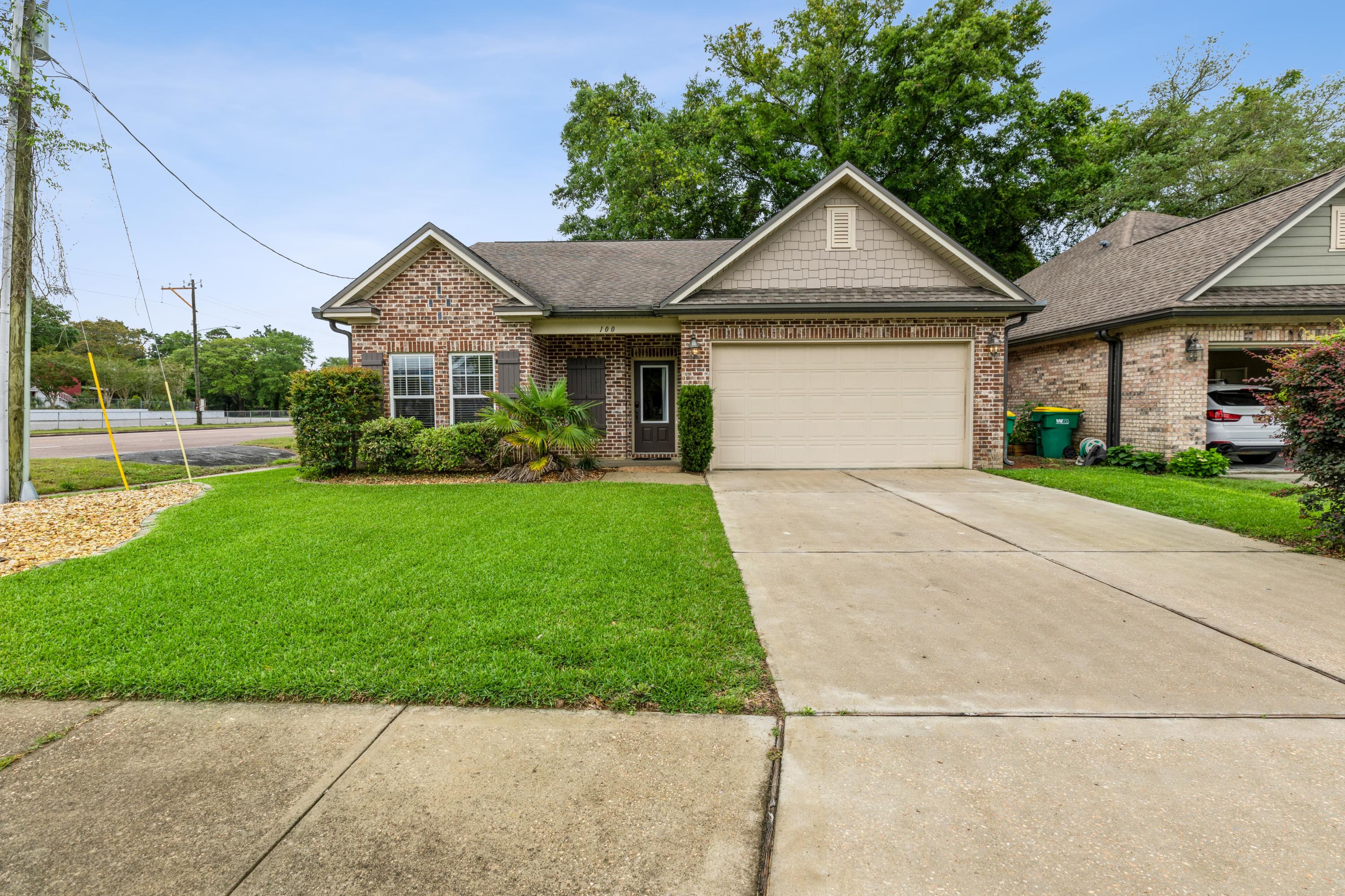 Fantastic home in Arrowhead Subdivision. Built by Randy Wise this home boast tile floors an open floor plan, beautiful kitchen with 42'' cabinets, granite and stainless steel appliances. You will love the large master bath with soaking tub, double vanities and tiled shower. There's a good size laundry room, dining room and an eat in kitchen area. There's a privacy fenced in back yard with a covered porch. Master bedroom is on a separate hallway from the two guest bedrooms. This home is conveniently located to Eglin, 7th Group and Duke Field. Don't hesitate to make an appointment to see this lovely house!
