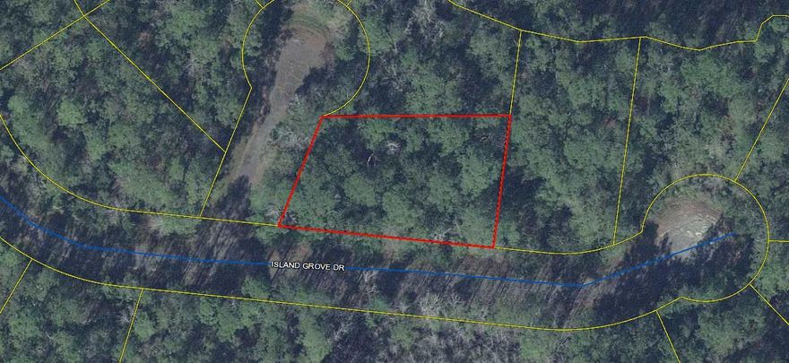 Beautiful lot ready for your dream home in a great location. Cross Creek Shores has no active HOA, and is just minutes away from the beach.