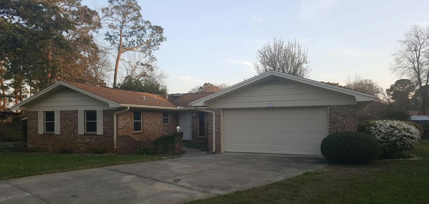 Newly updated 4 bed/2 bath home with a pool in the heart of FWB. Updates include new floorimg, lighting and painting throughout. The kitchen has been updated with all new cabinets, granite counter tops, and stainless steel appliances. This home is open, spacious and full of natural light! Schedule a showing today!