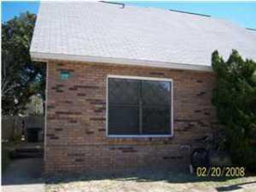 Townhouse located downtown with easy access to the beach, shopping, Eglin and Hurlburt. One-bedroom upstairs with a bath and one bedroom downstairs with its bath. All downstairs floors are tile. Upstairs bedroom is carpeted with a big Walkin closet.
 No pets allowed no smoking in the unit. Quarterly pest control included.