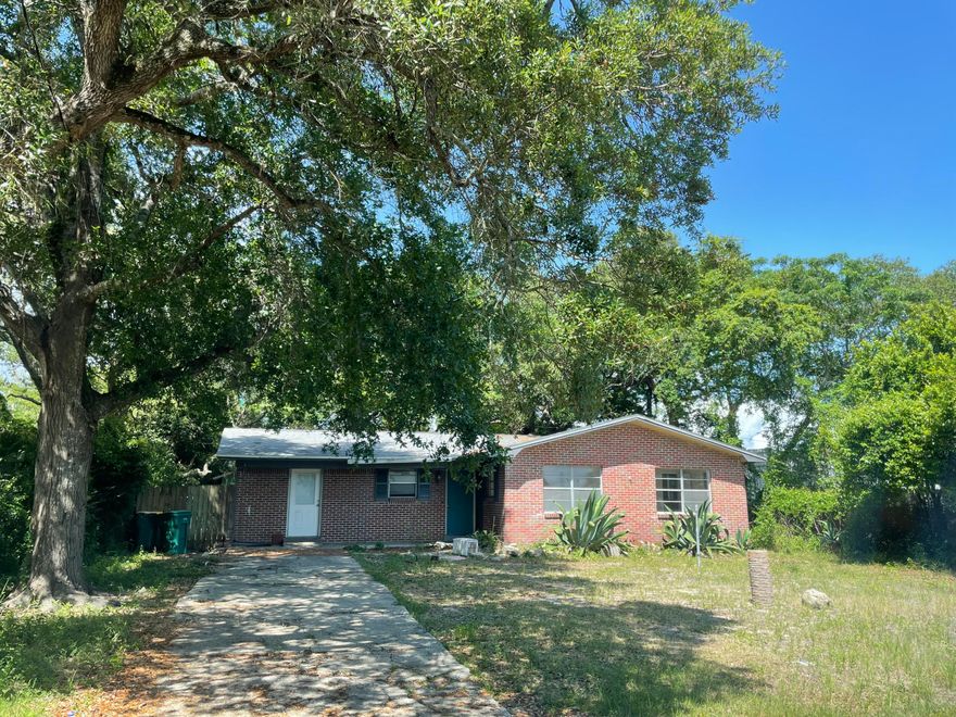 quaint 3 BR, 1.5 Bath home for sale - Fort Walton Beach, FL The 1.5 BATH is called a Bahama bath - two toilet/sink bathrooms adjoining a central tub/shower bathroom. Access to toilet rooms is through master bedroom or central hallway. gas oven/stove, hot water heater, central heat electric central AC, dishwasher, washer, dryer approx 1300 square feet under air huge fenced in back yard interior just repainted and doors replaced. new flooring has been installed, photos have been updated to show flooring. New roof was installed 11/2017 4pt inspection available.