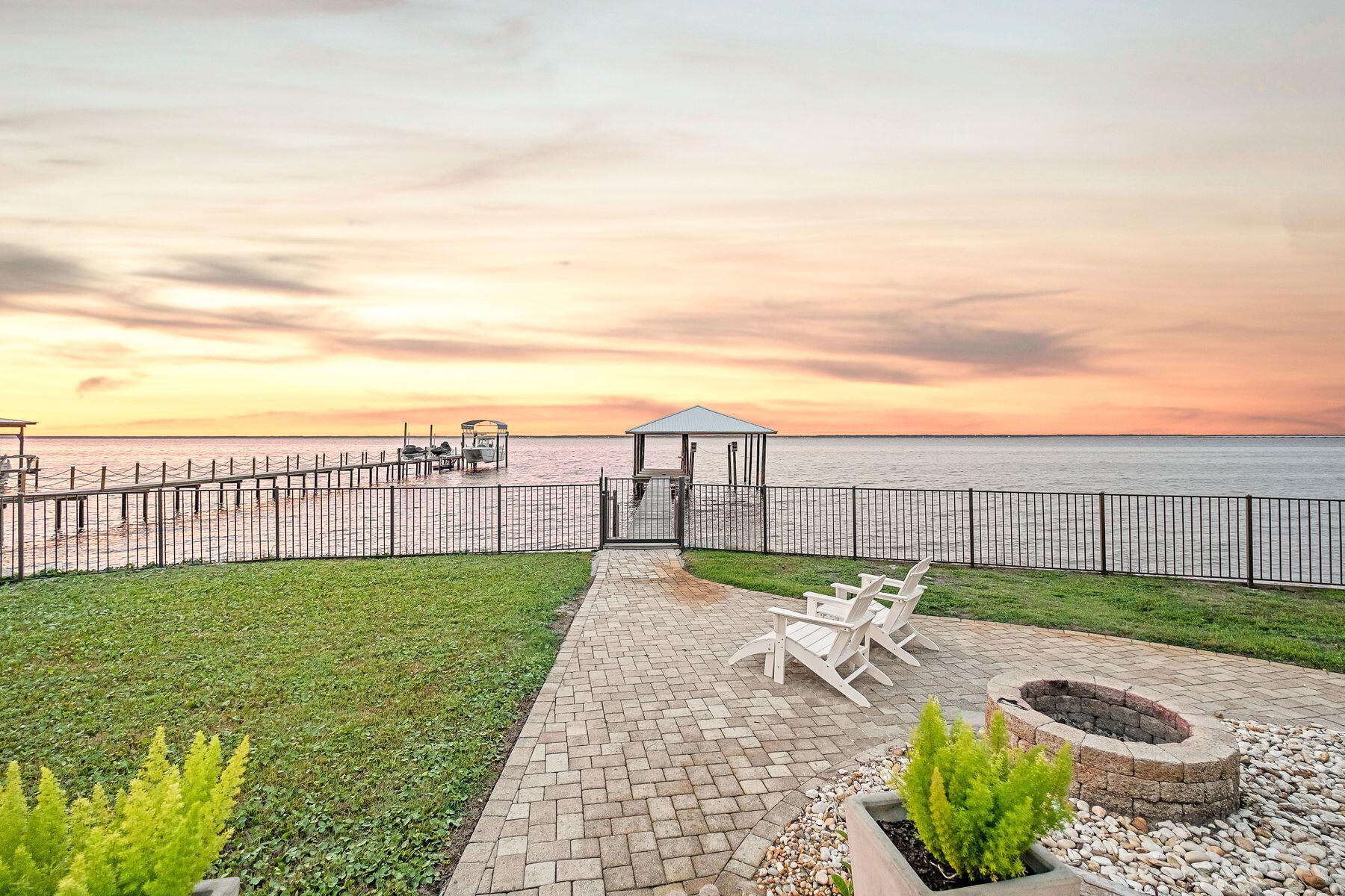 BAY PINE SHORES - Residential