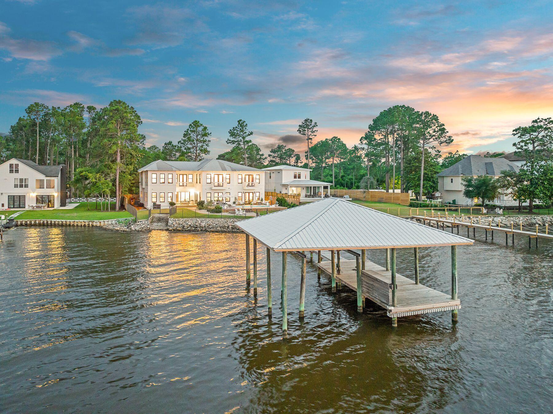 BAY PINE SHORES - Residential