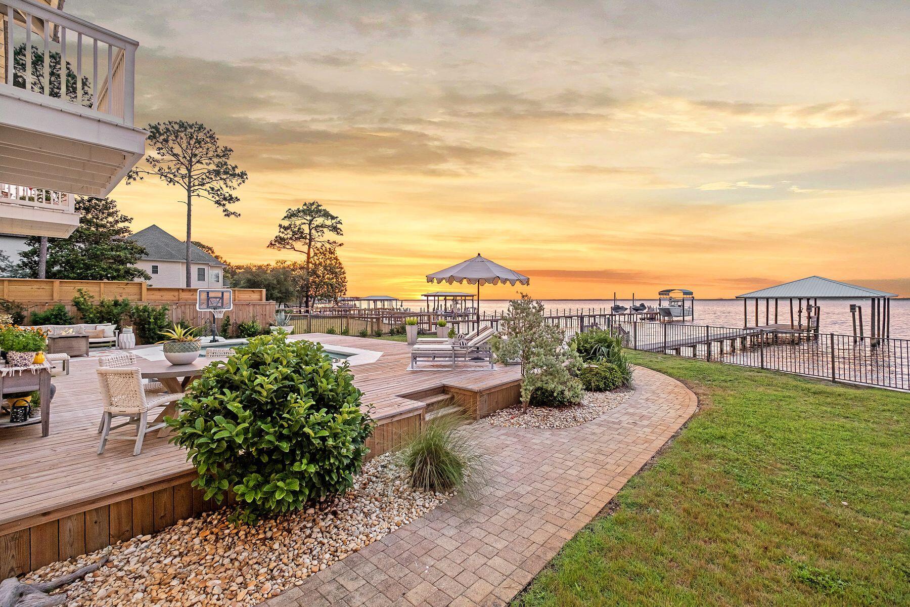 BAY PINE SHORES - Residential
